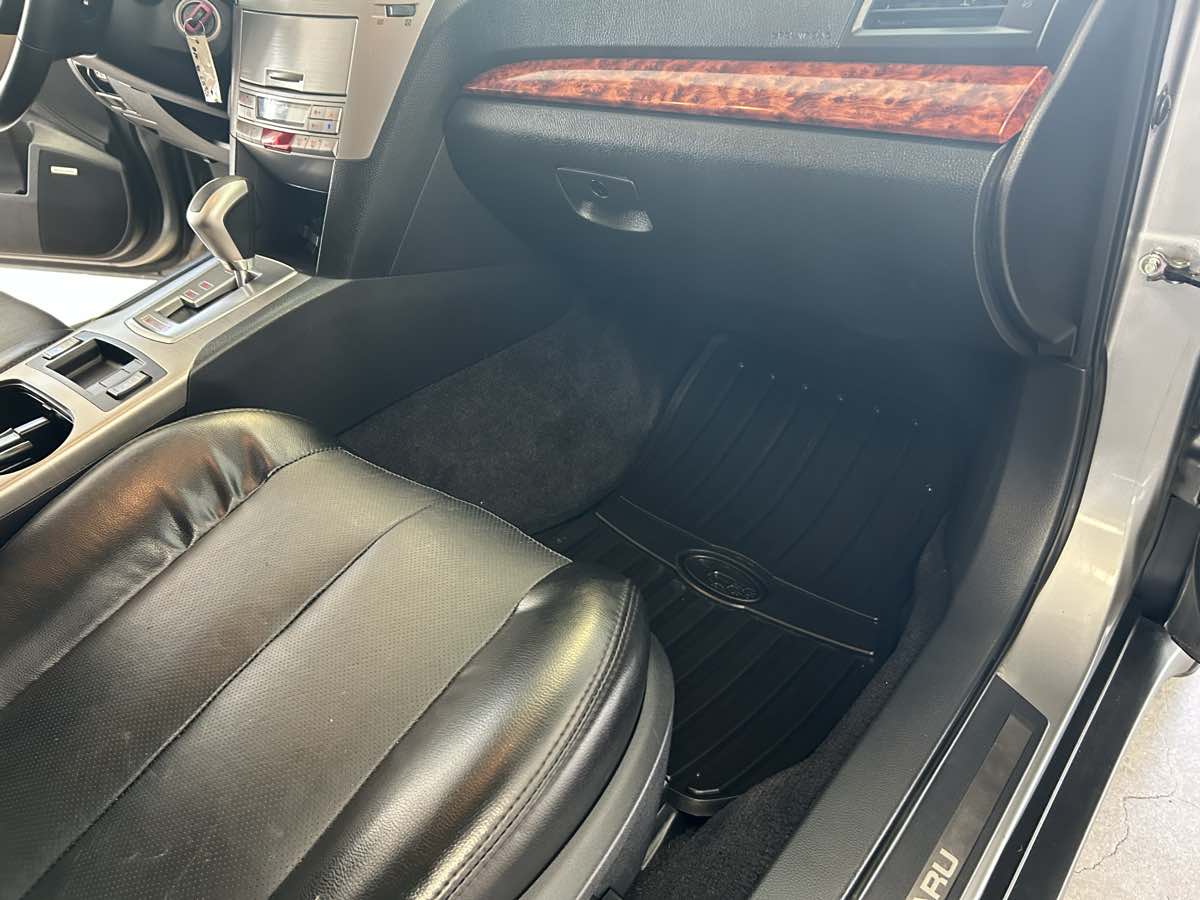2011 Subaru Outback 2.5i Limited photo 38