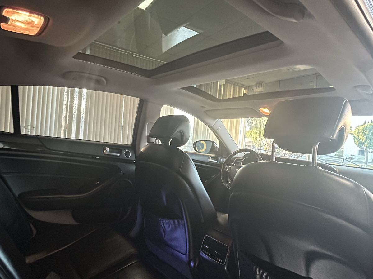2014 Kia Cadenza Premium photo 17