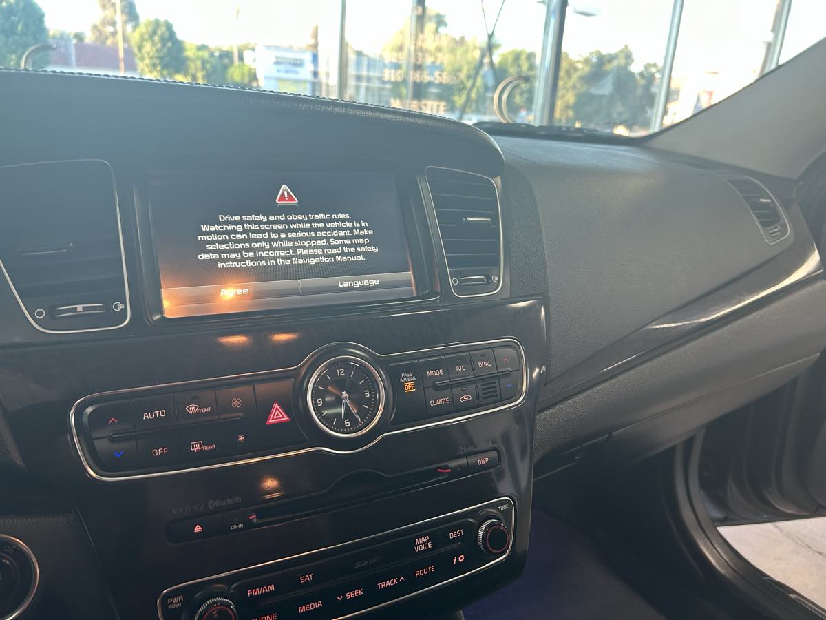 2014 Kia Cadenza Premium photo 25