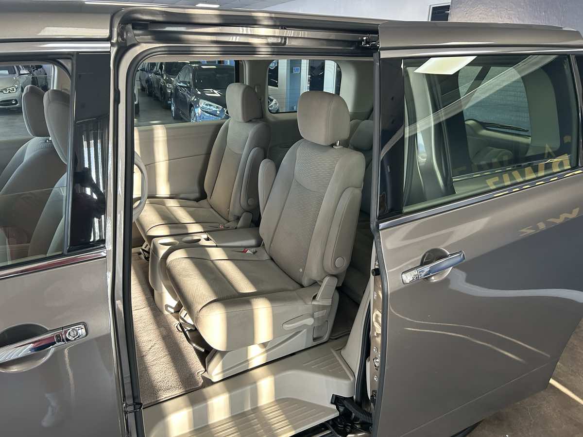 2015 Nissan Quest S photo 18