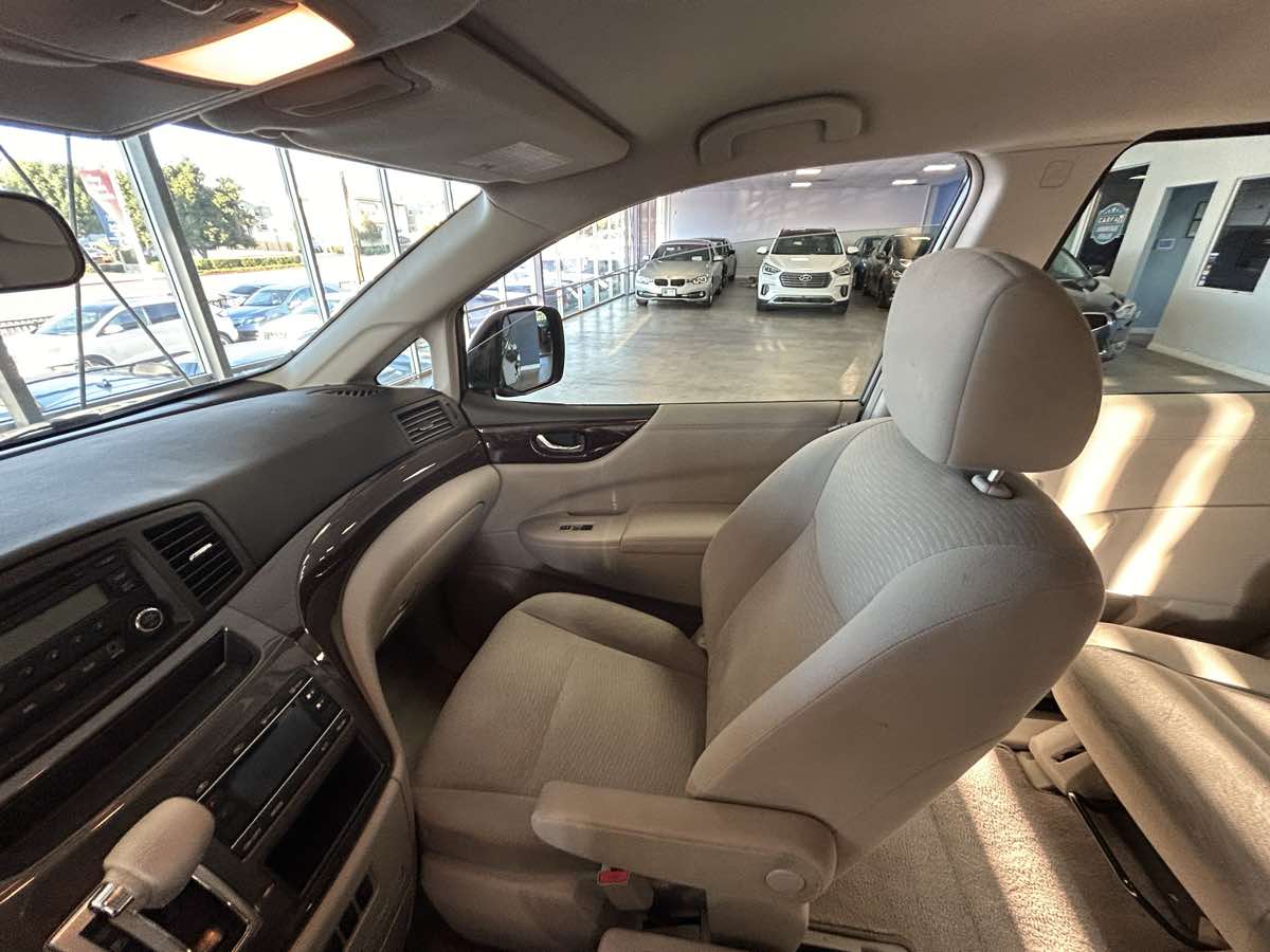 2015 Nissan Quest S photo 26