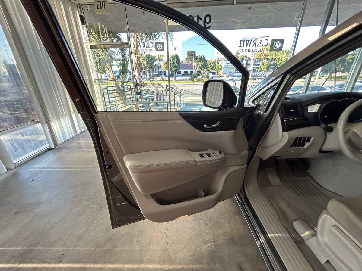 2015 Nissan Quest S photo 27