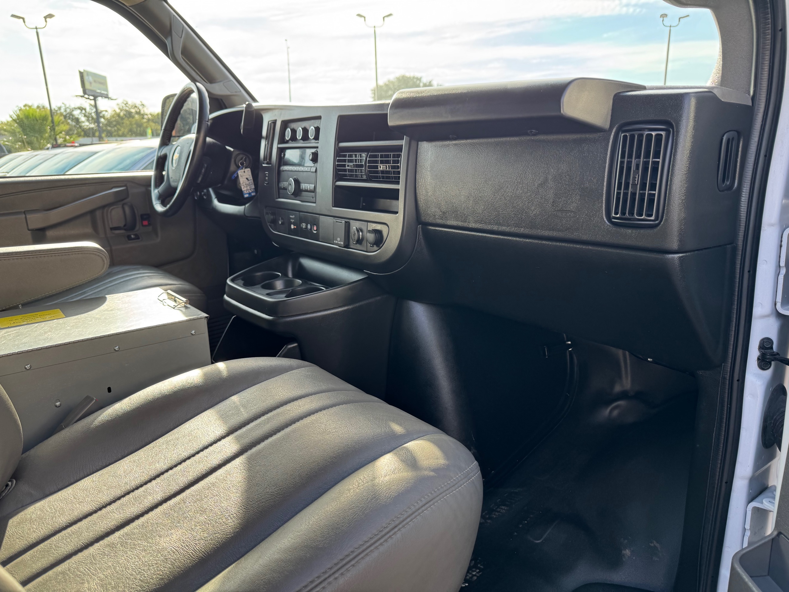 2023 Chevrolet Express Cargo Work Van - Photo 20