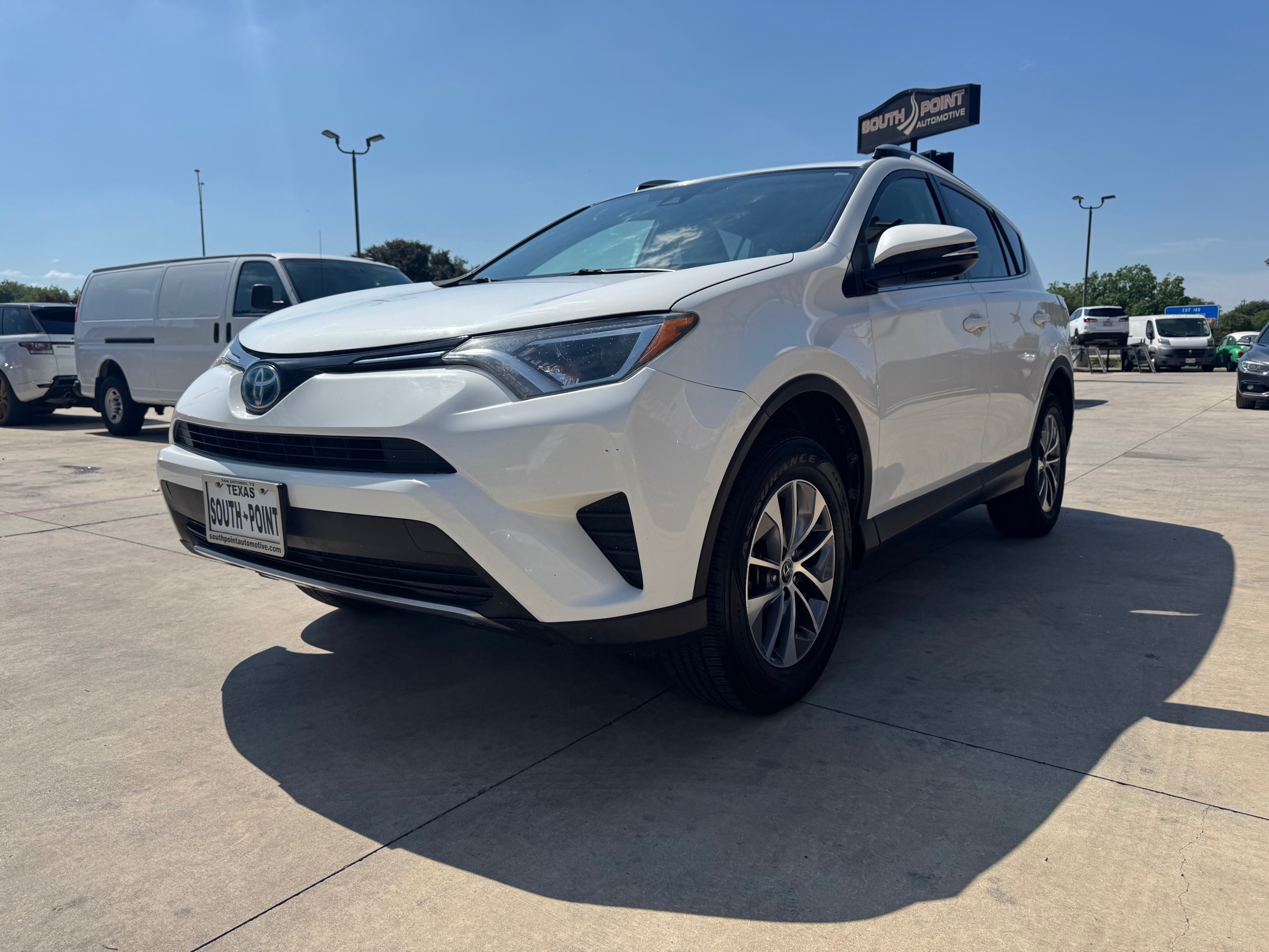 2018 Toyota RAV4 LE - Photo 3