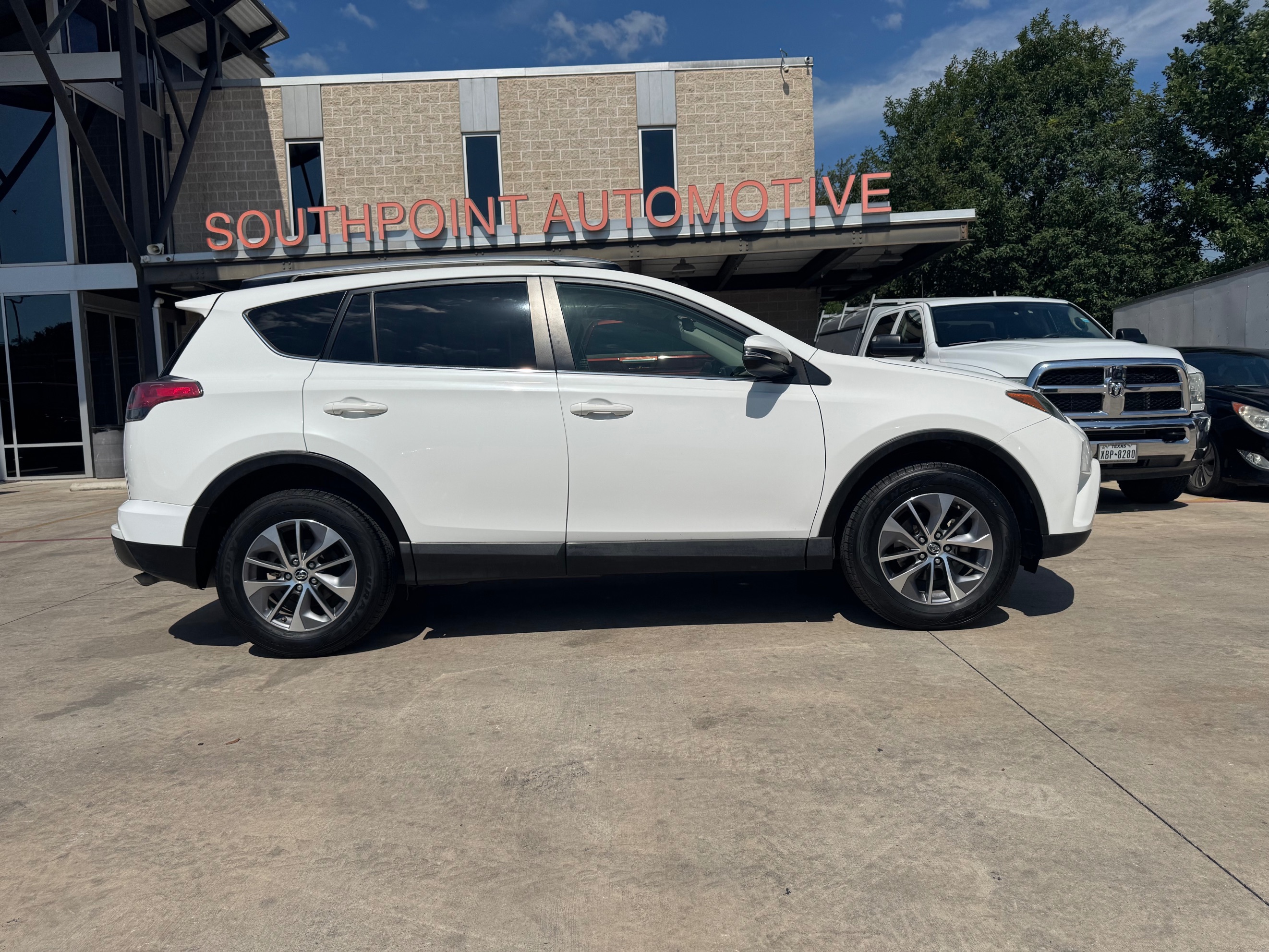 2018 Toyota RAV4 LE - Photo 7