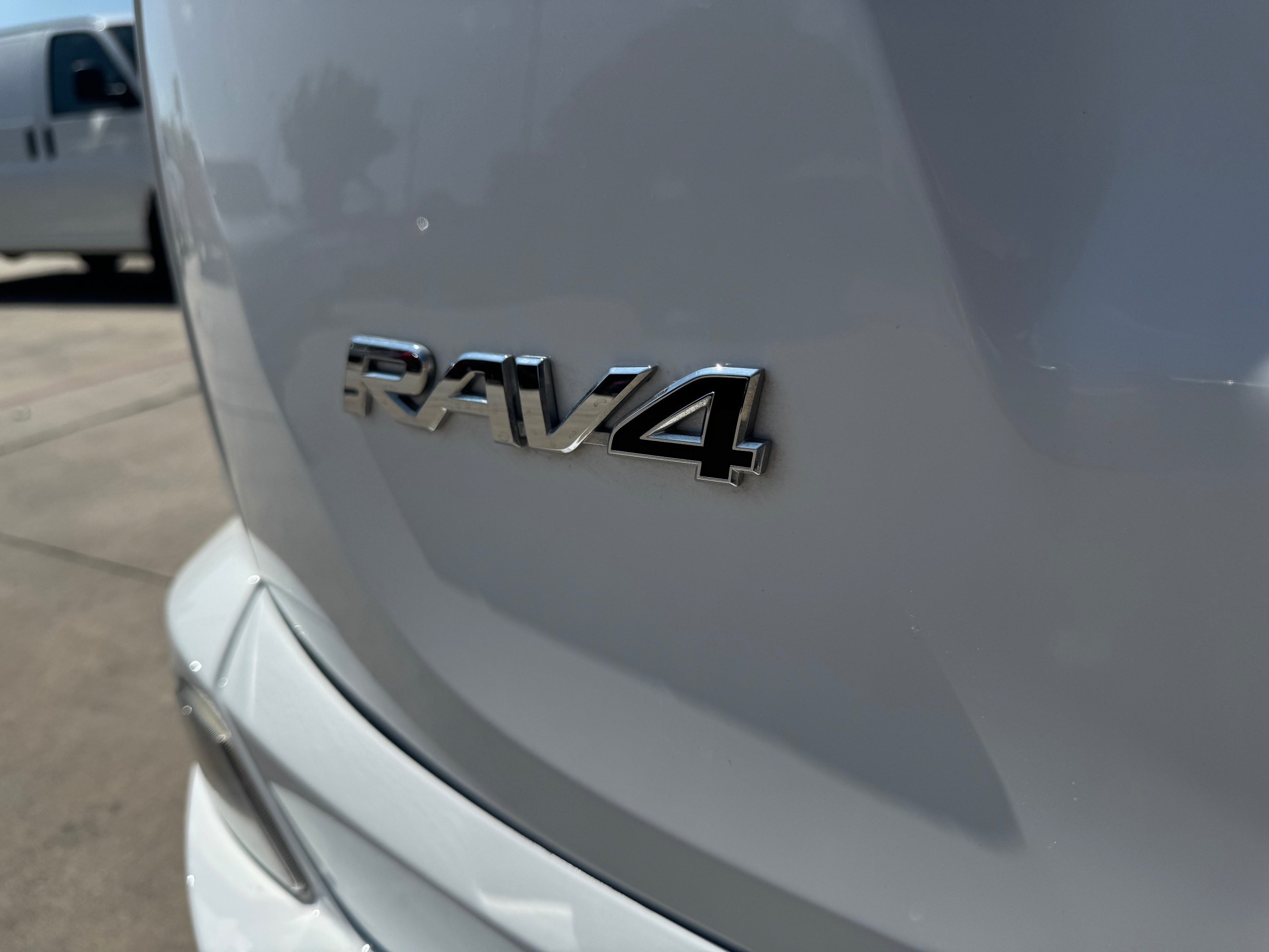 2018 Toyota RAV4 LE - Photo 9