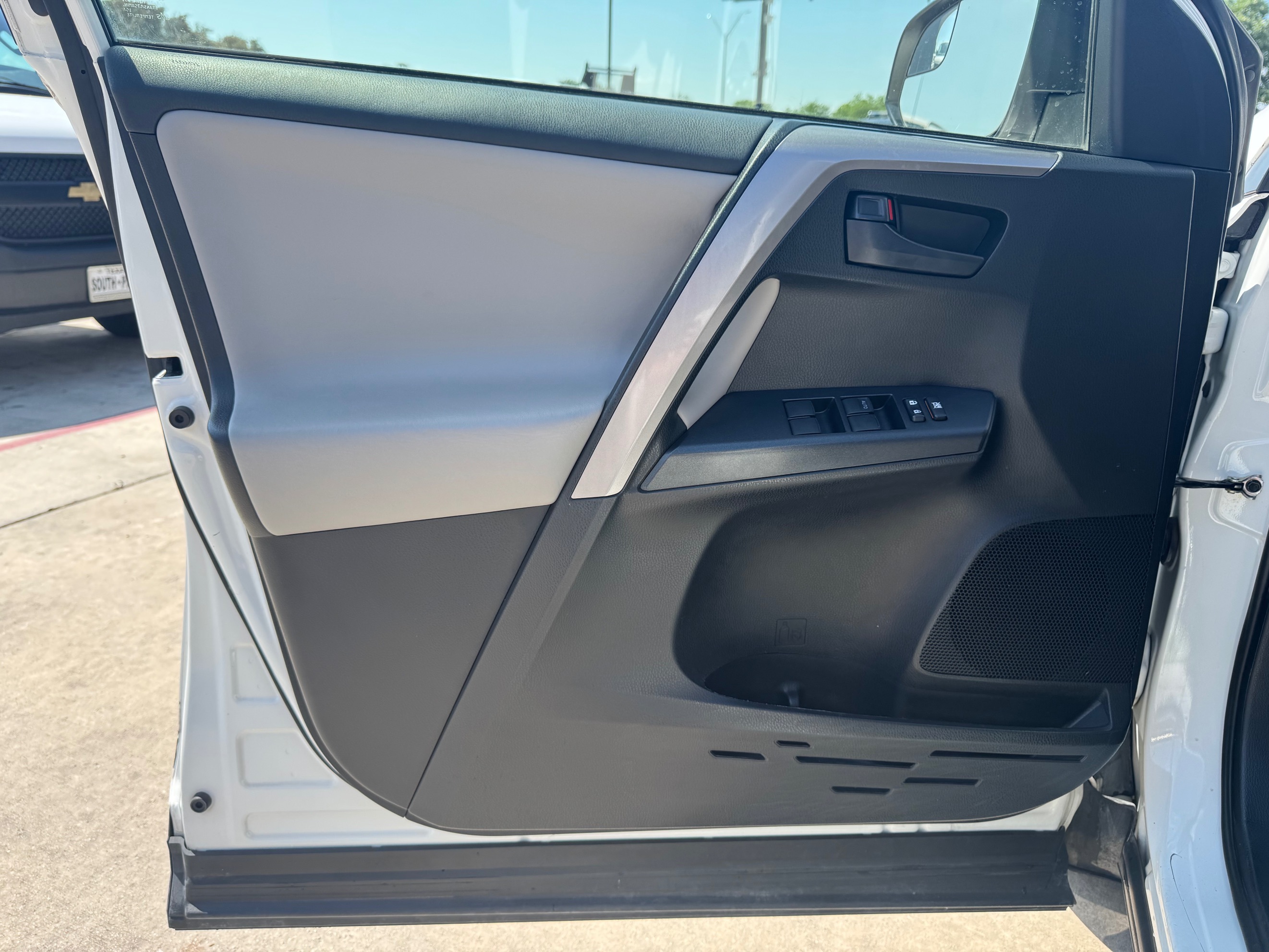 2018 Toyota RAV4 LE - Photo 11