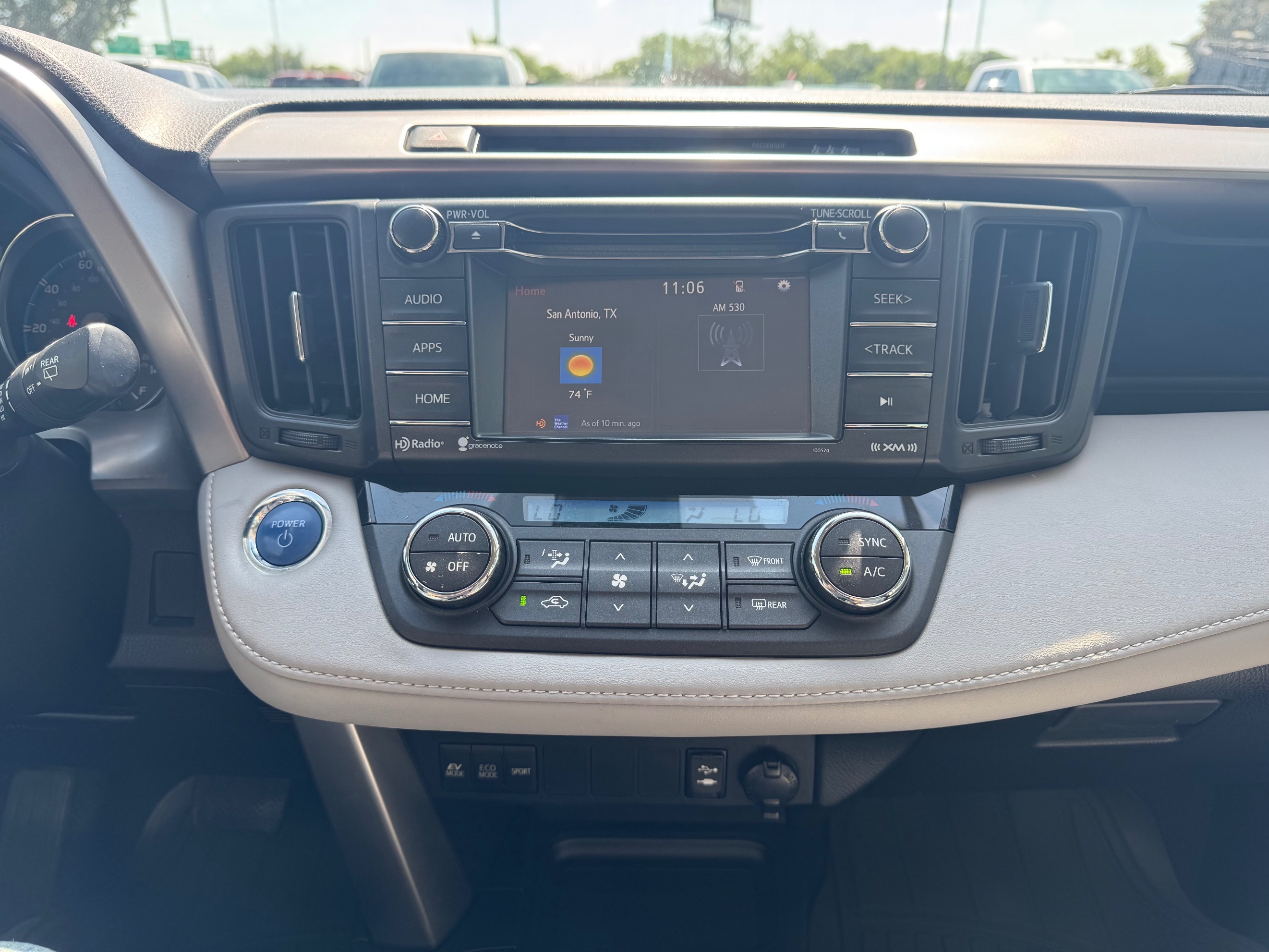 2018 Toyota RAV4 LE - Photo 17