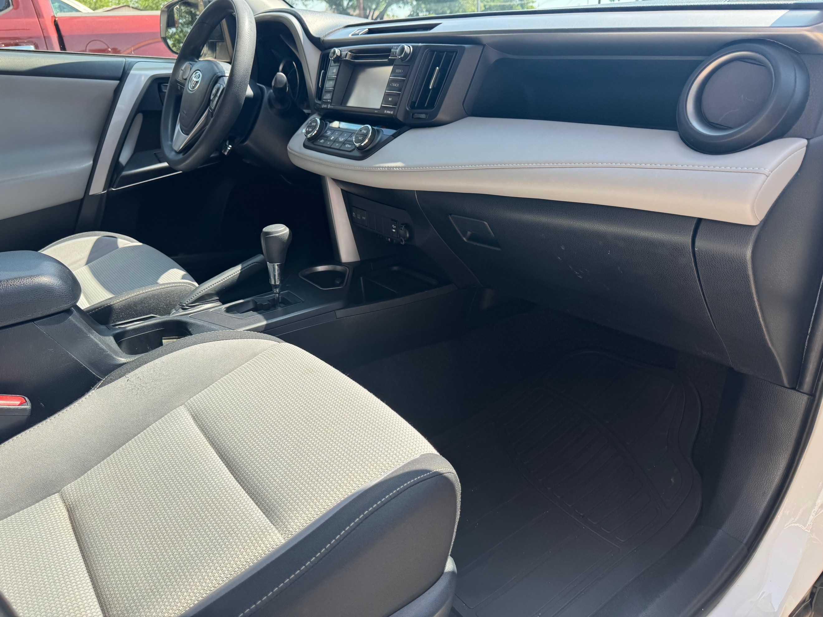 2018 Toyota RAV4 LE - Photo 20