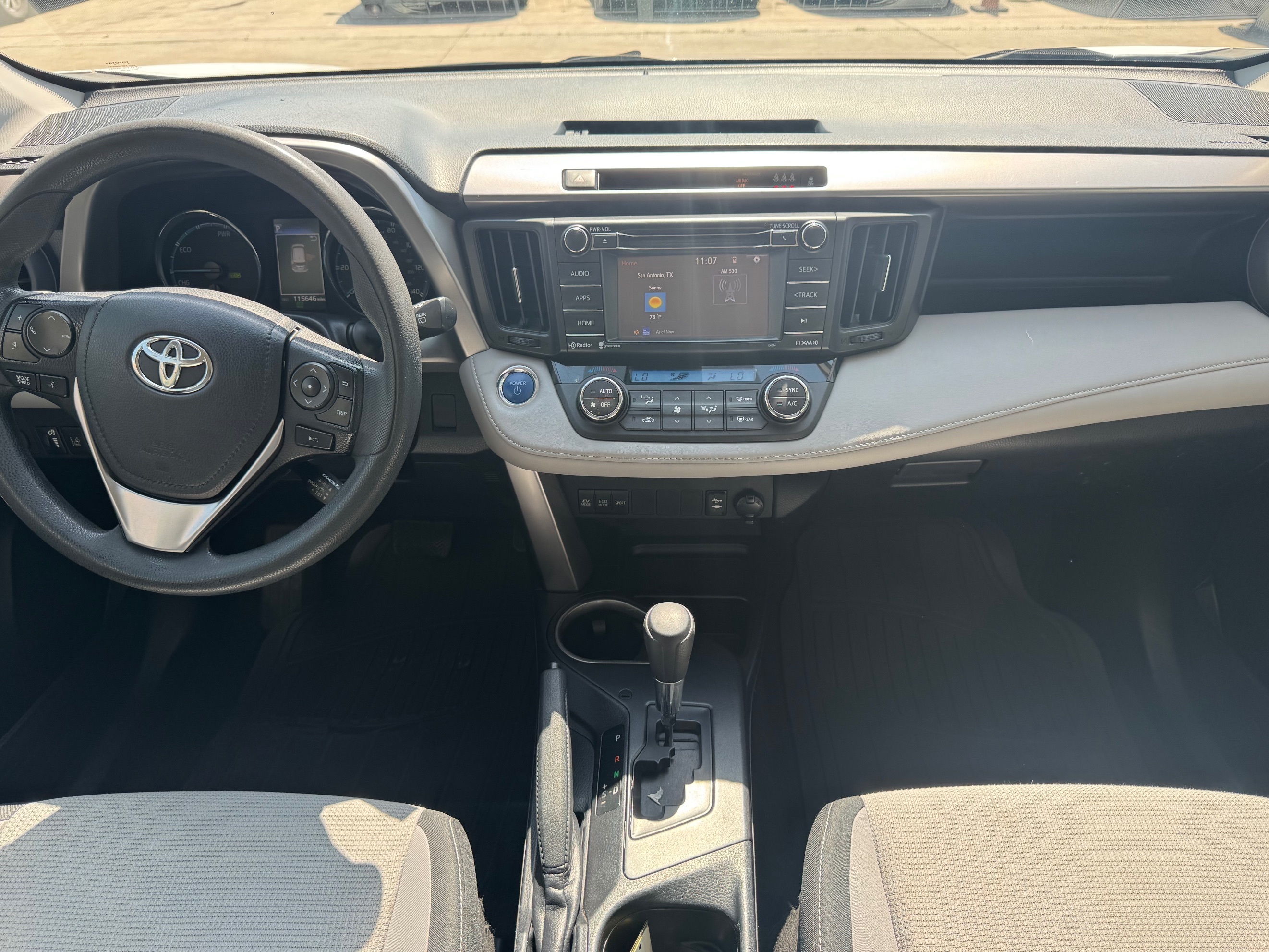 2018 Toyota RAV4 LE - Photo 22