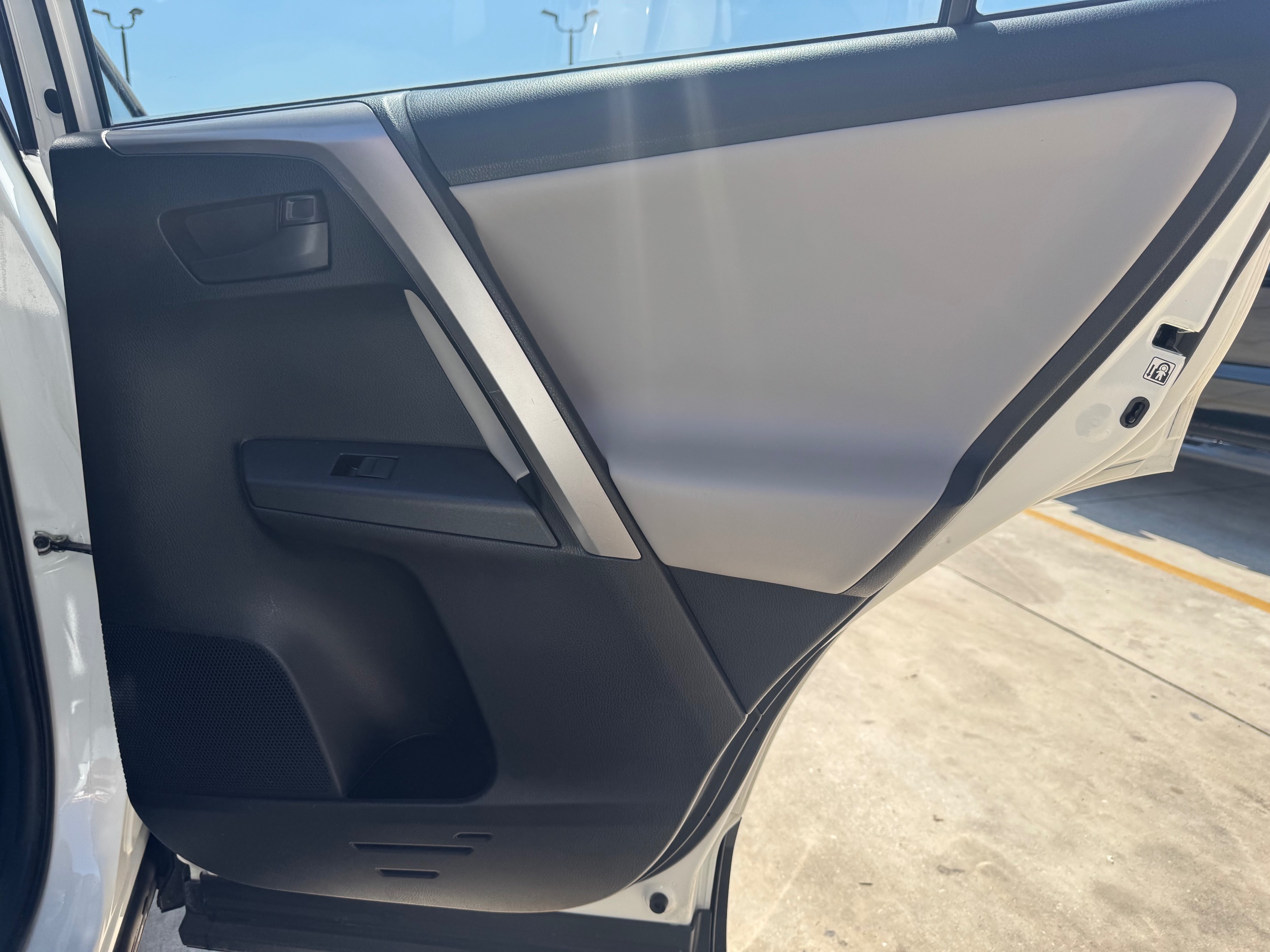 2018 Toyota RAV4 LE - Photo 26