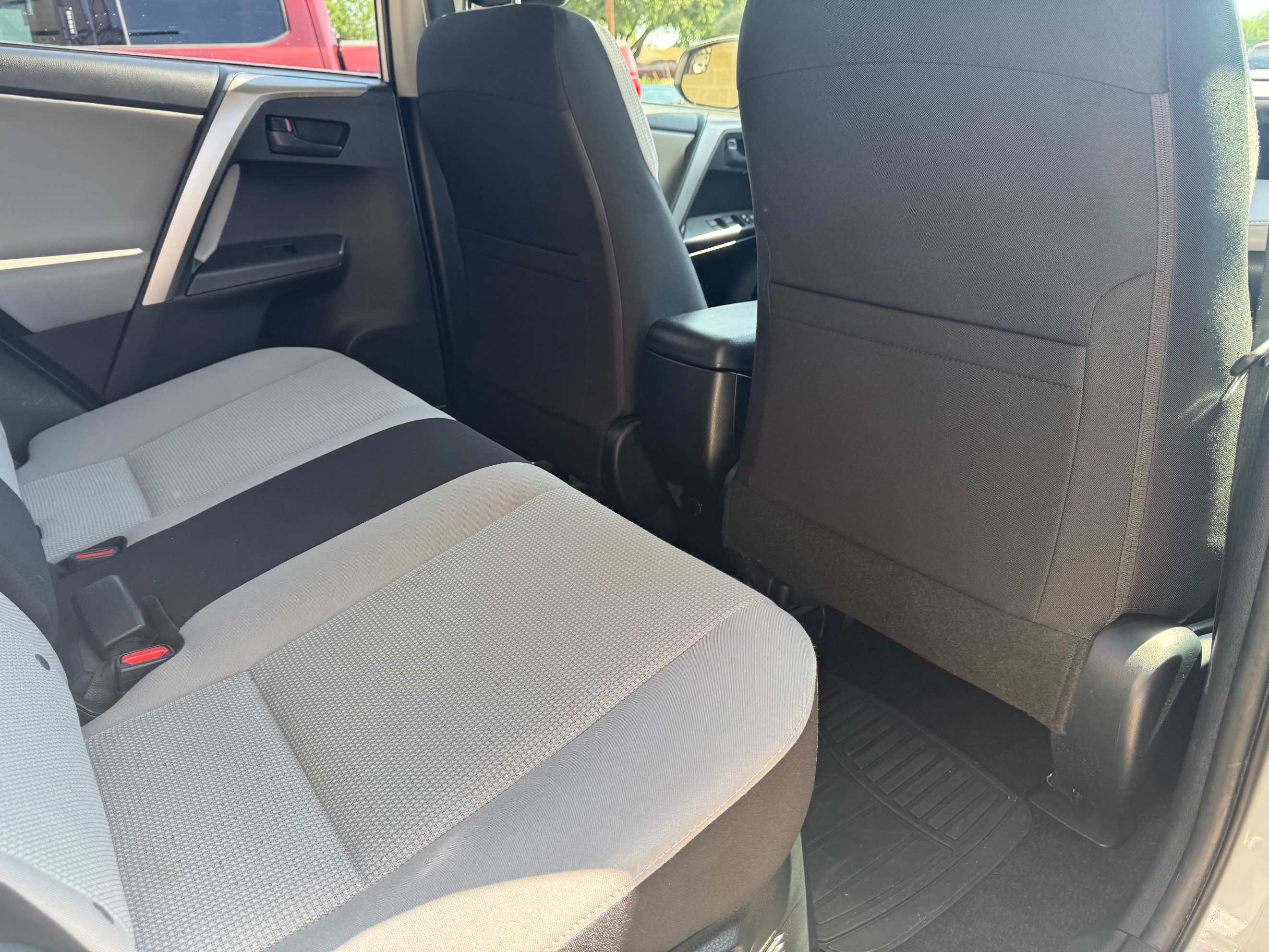 2018 Toyota RAV4 LE - Photo 27