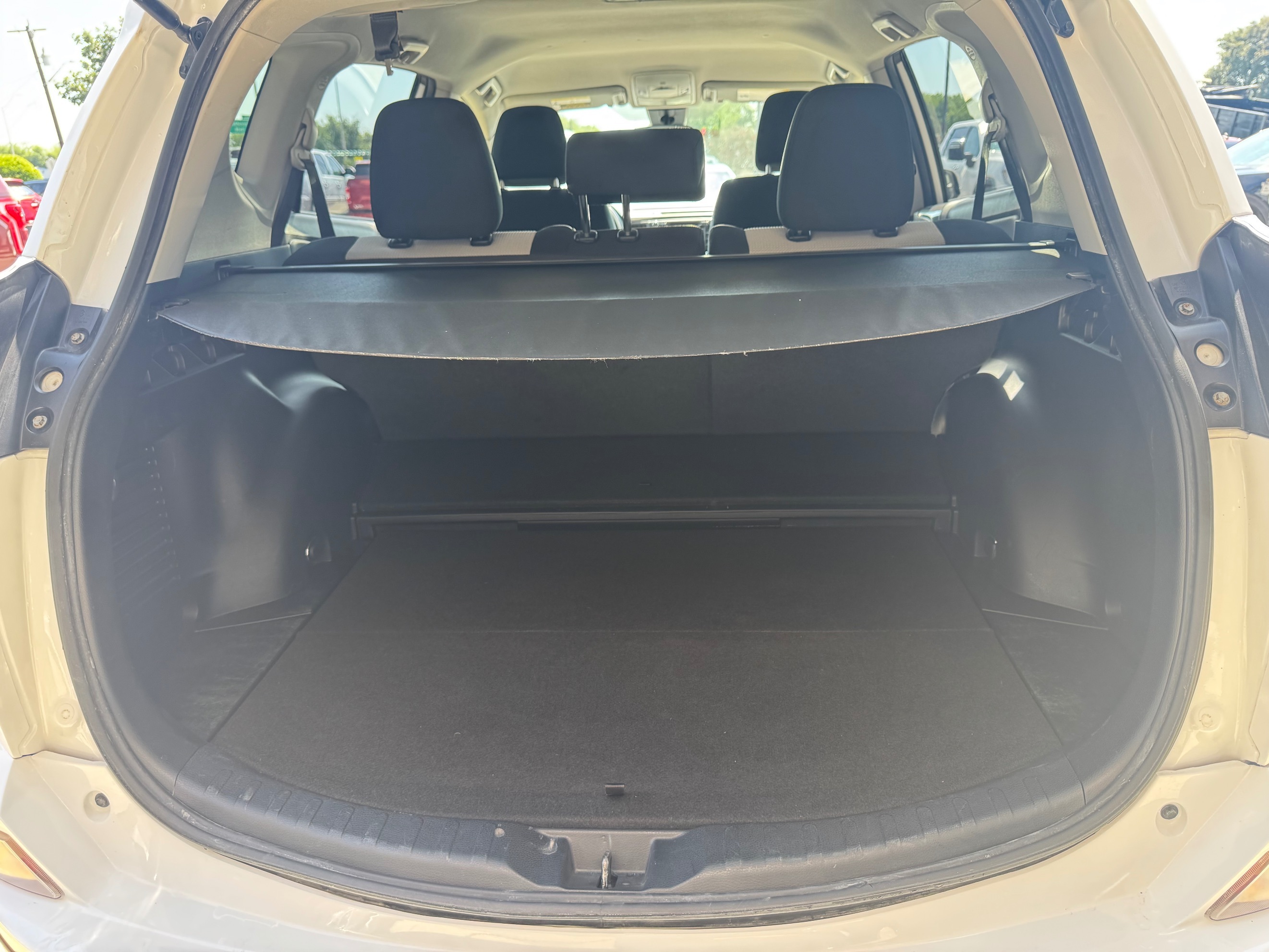 2018 Toyota RAV4 LE - Photo 32