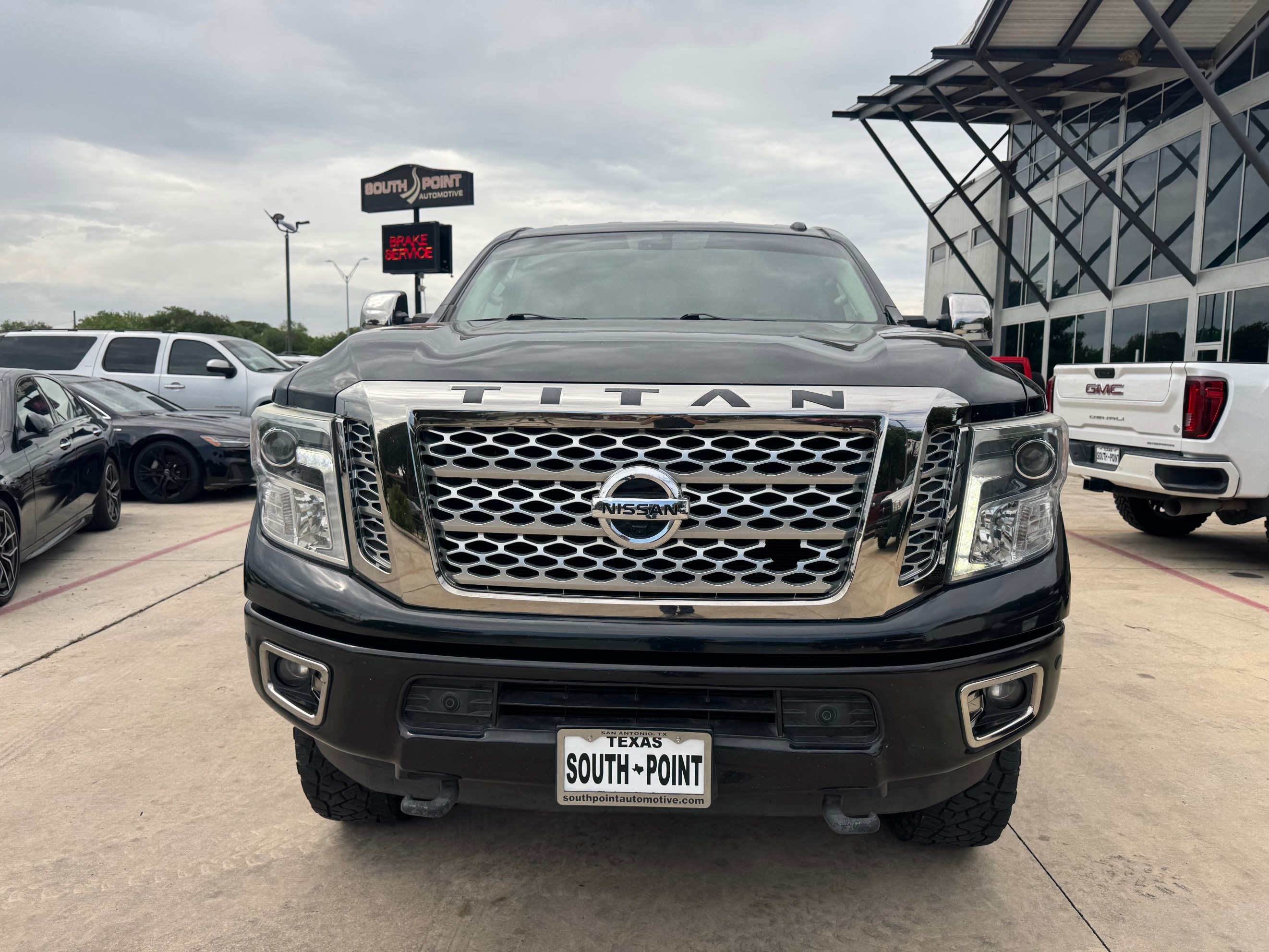 Nissan Titan photo 2