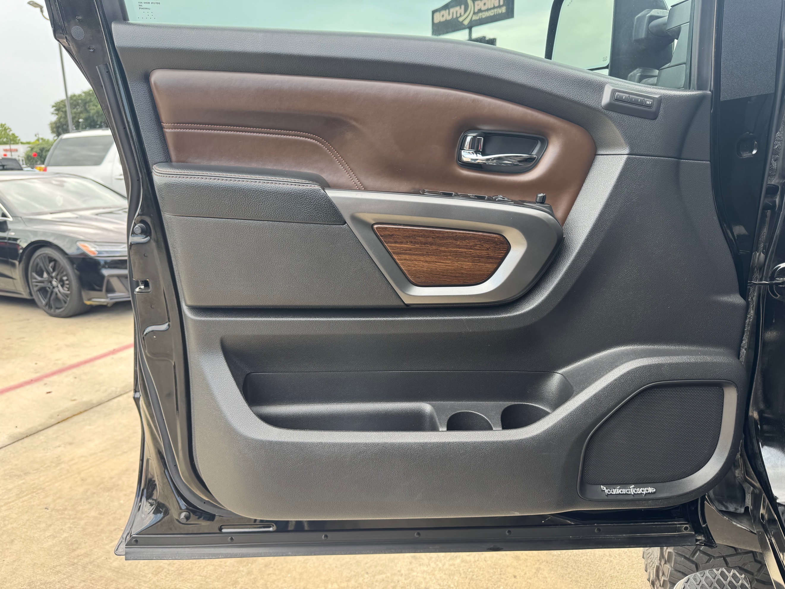 Nissan Titan photo 16