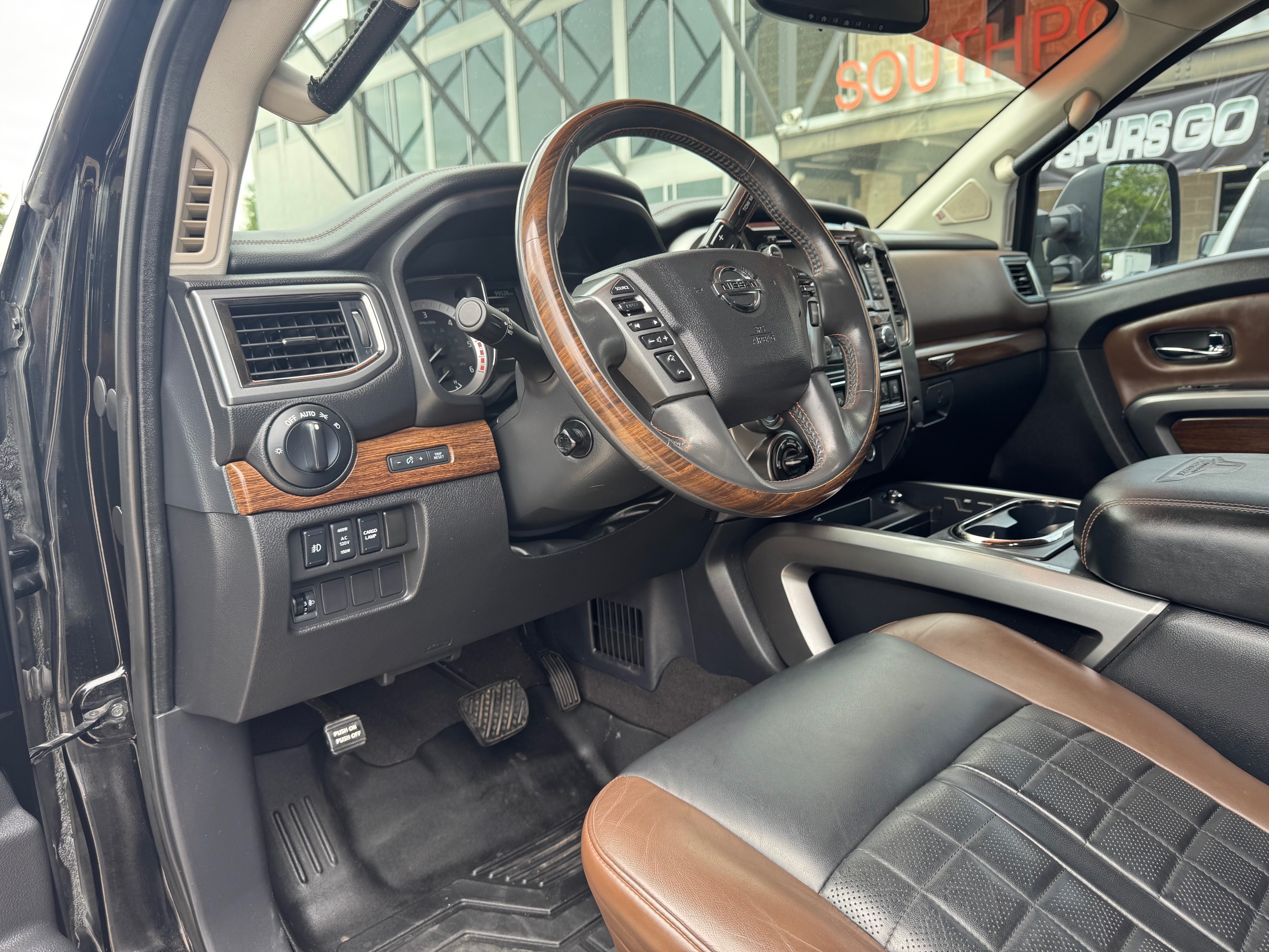Nissan Titan photo 18