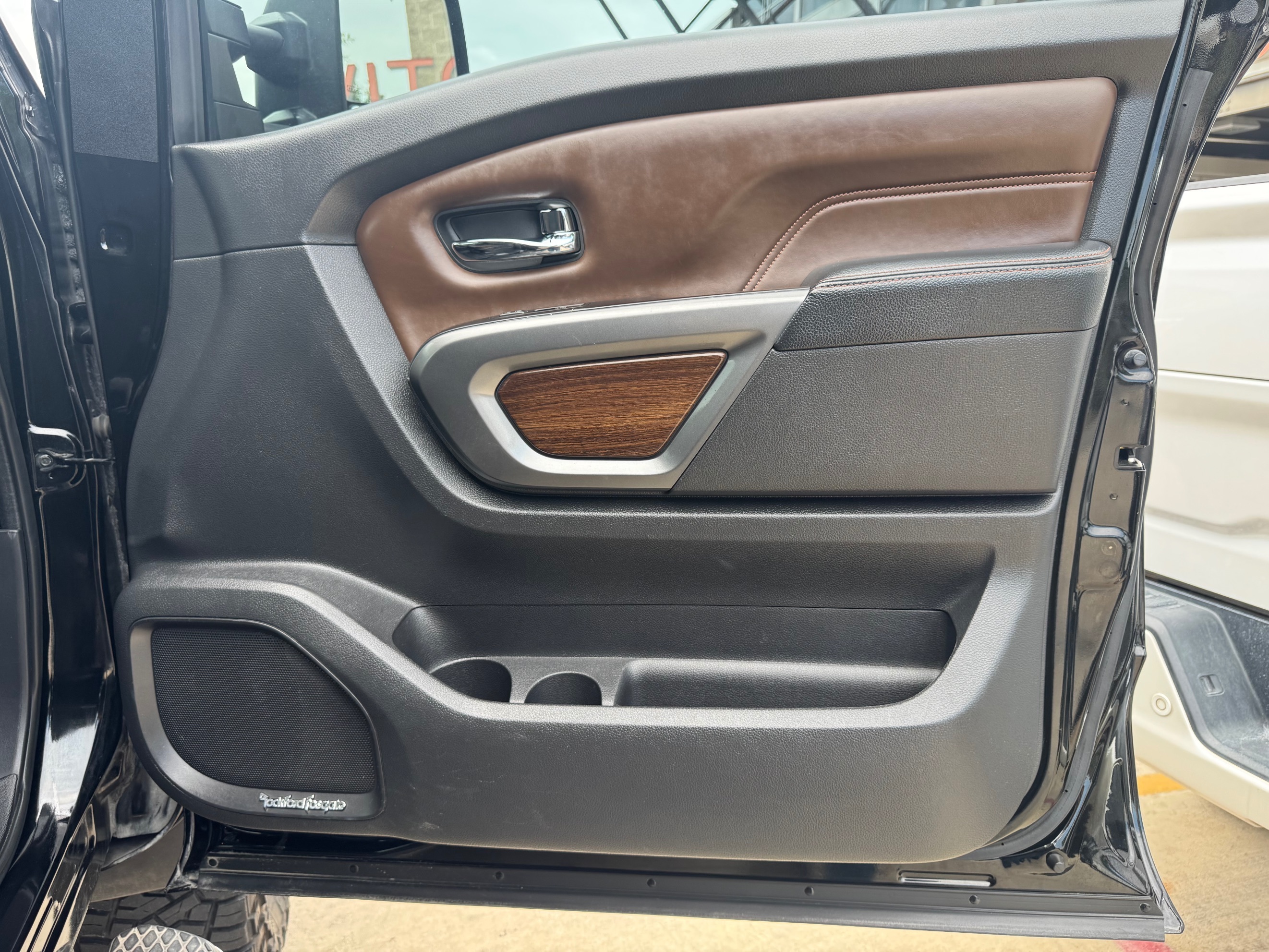 Nissan Titan photo 28