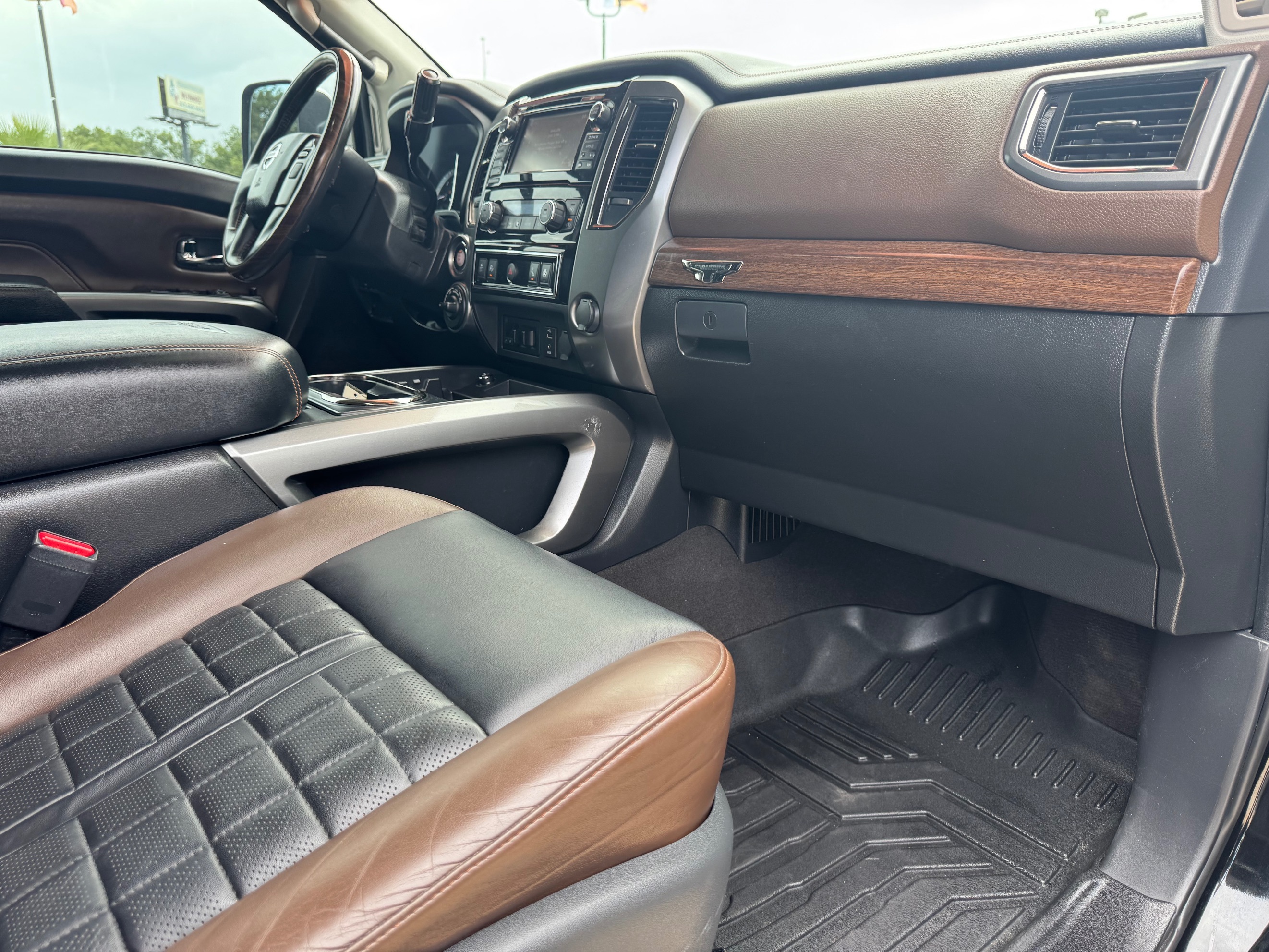 Nissan Titan photo 29