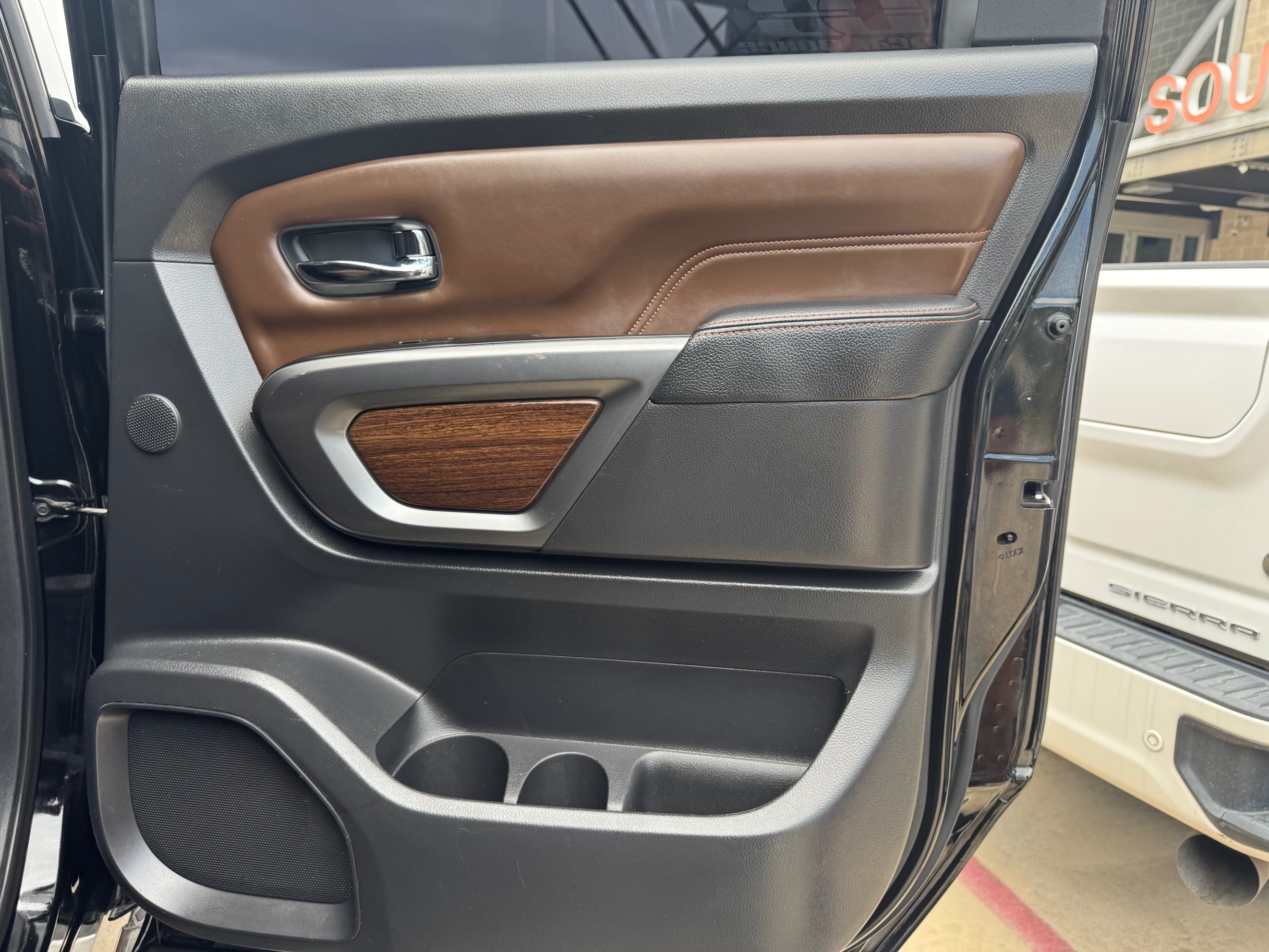 Nissan Titan photo 37