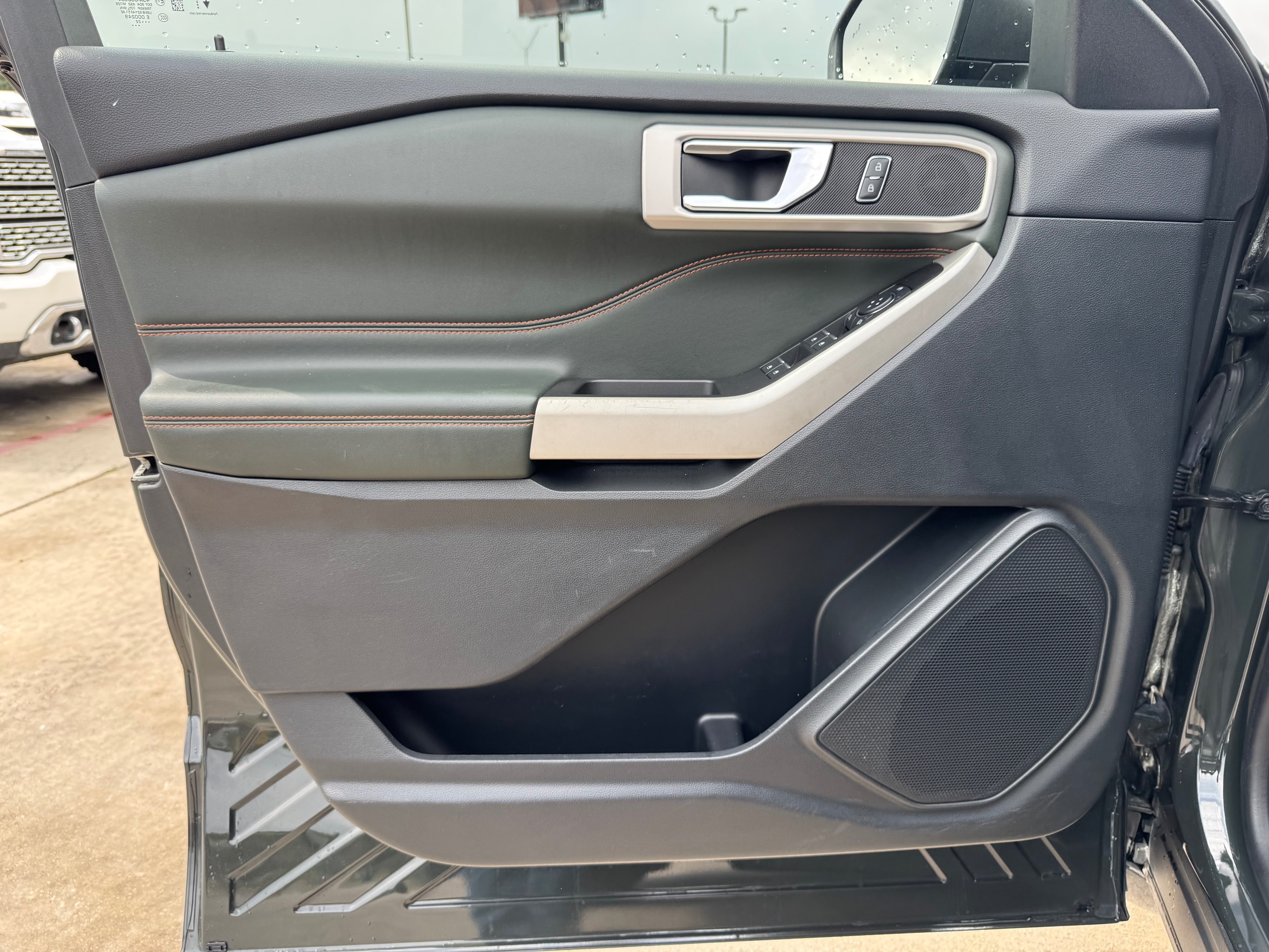 Ford Explorer photo 12