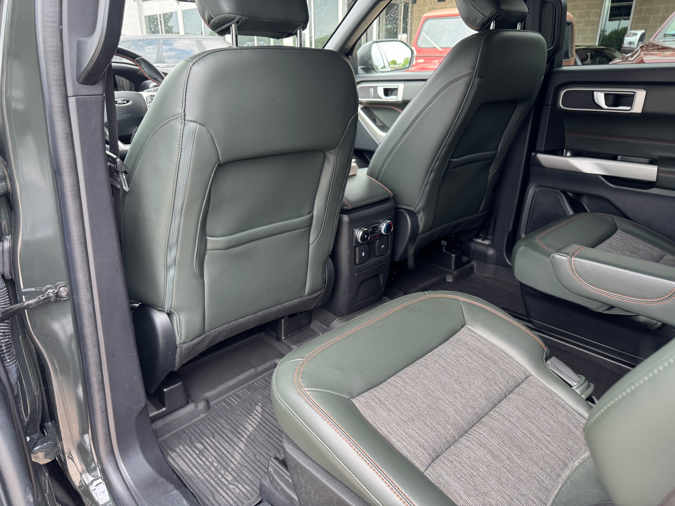 Ford Explorer photo 34