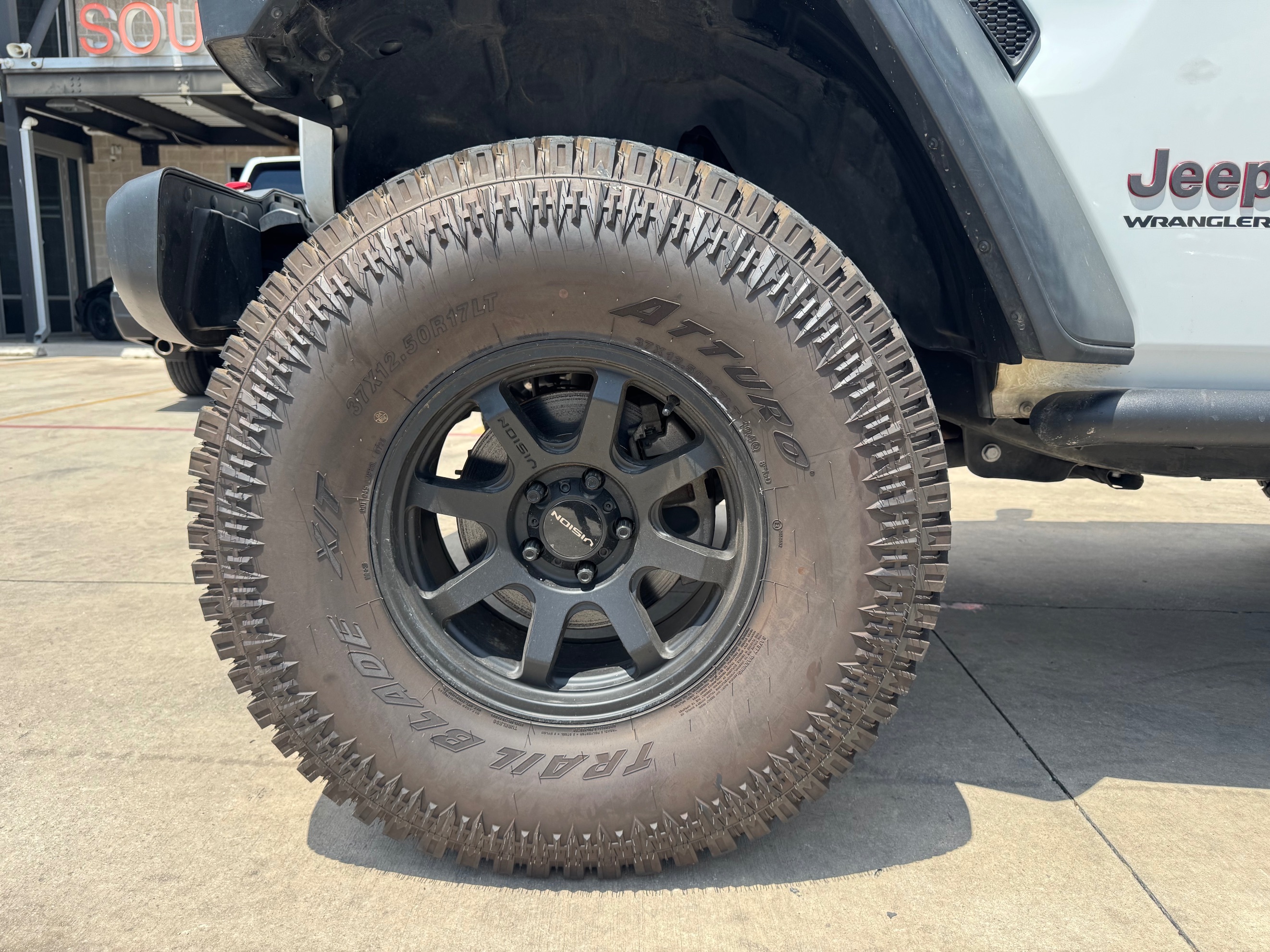 Jeep Wrangler photo 12