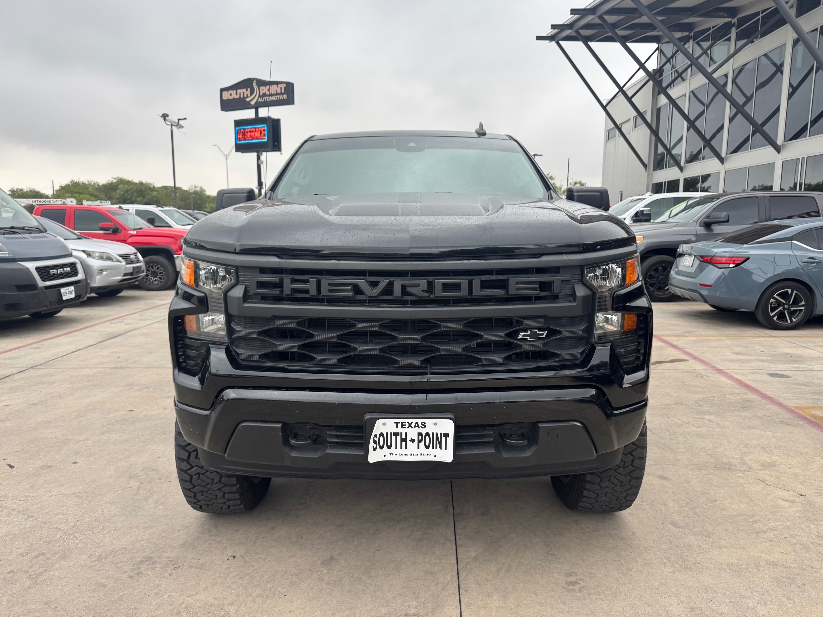 Chevrolet Silverado photo 2