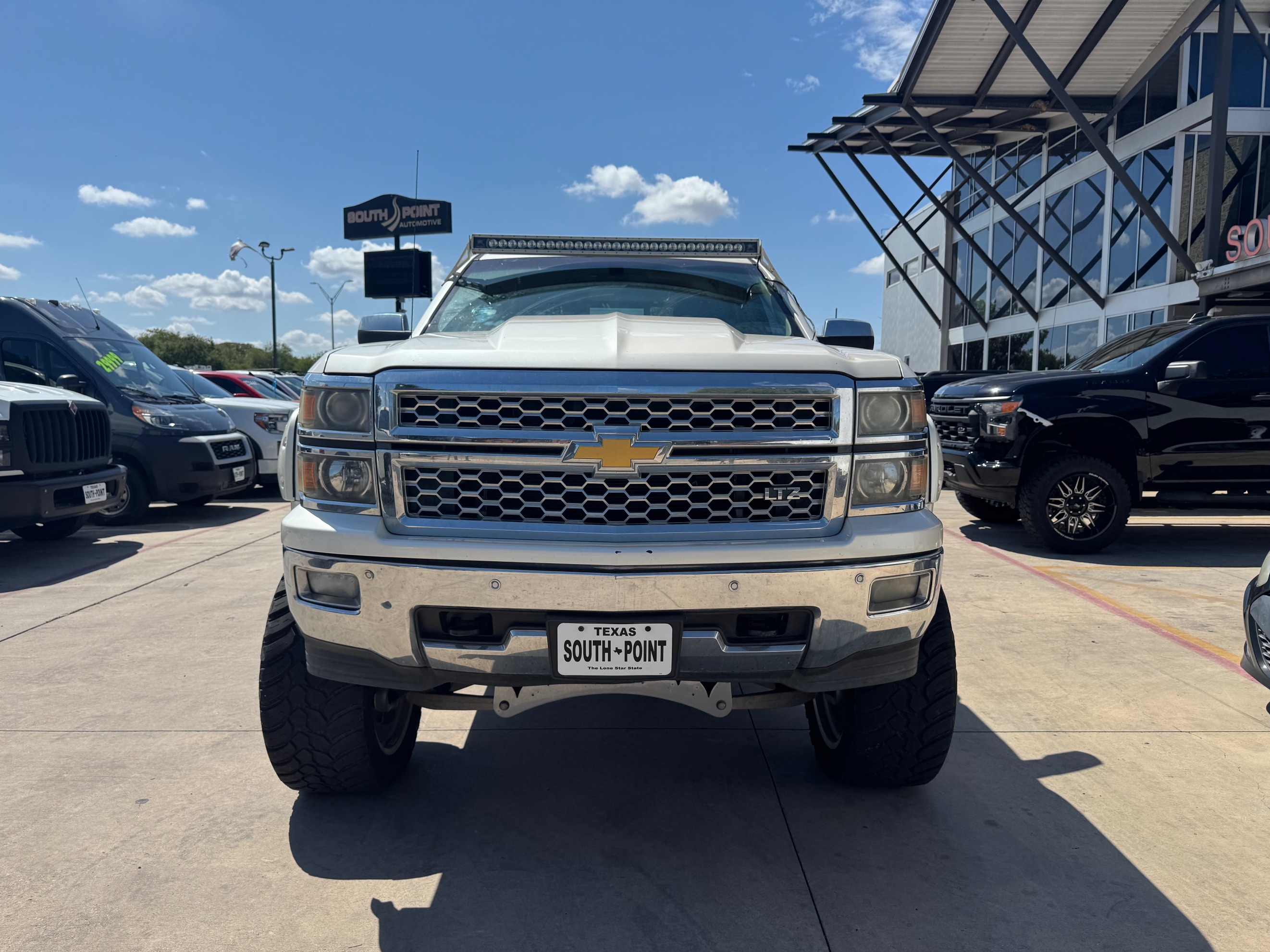 Chevrolet Silverado photo 2
