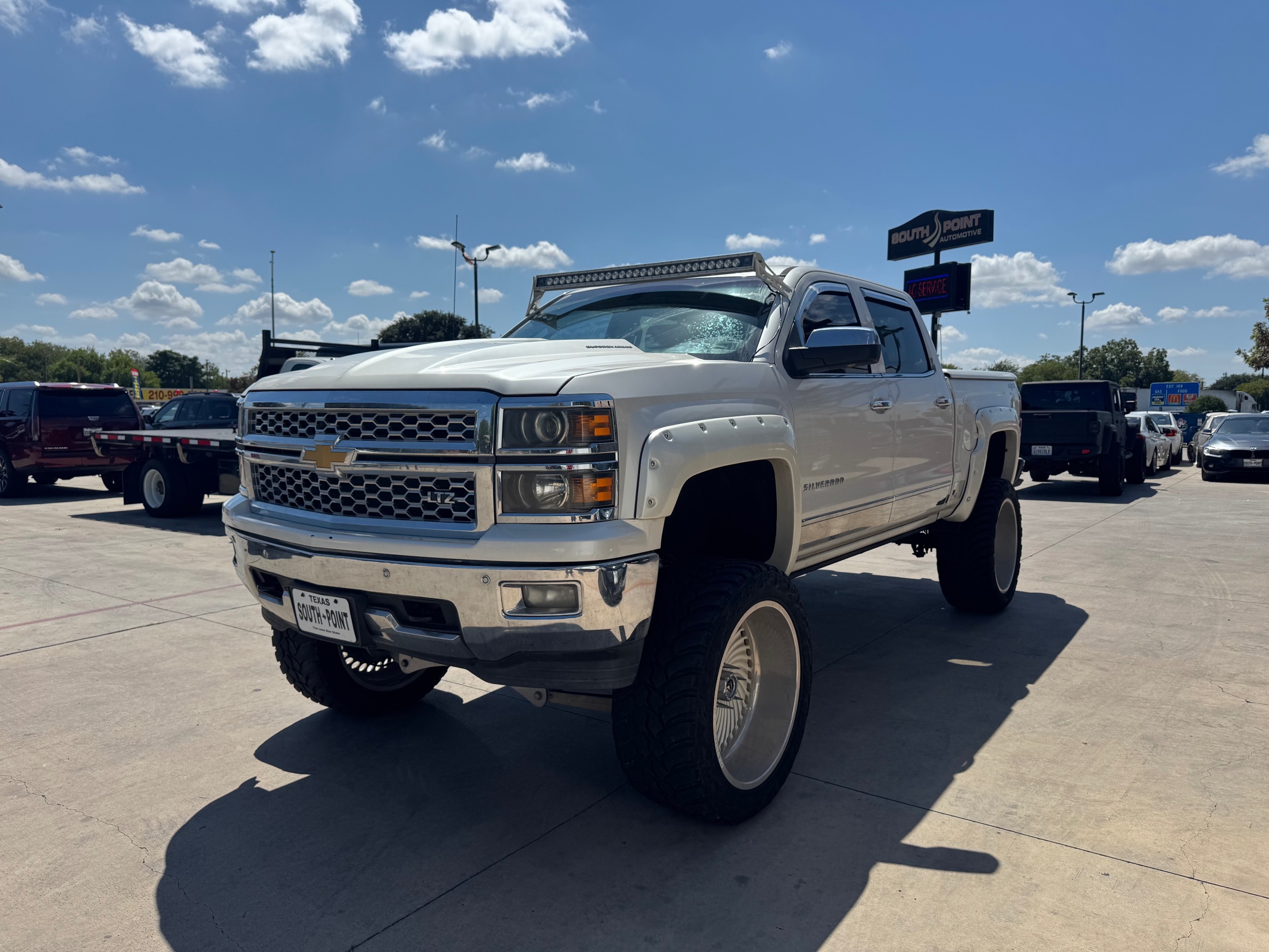Chevrolet Silverado photo 3