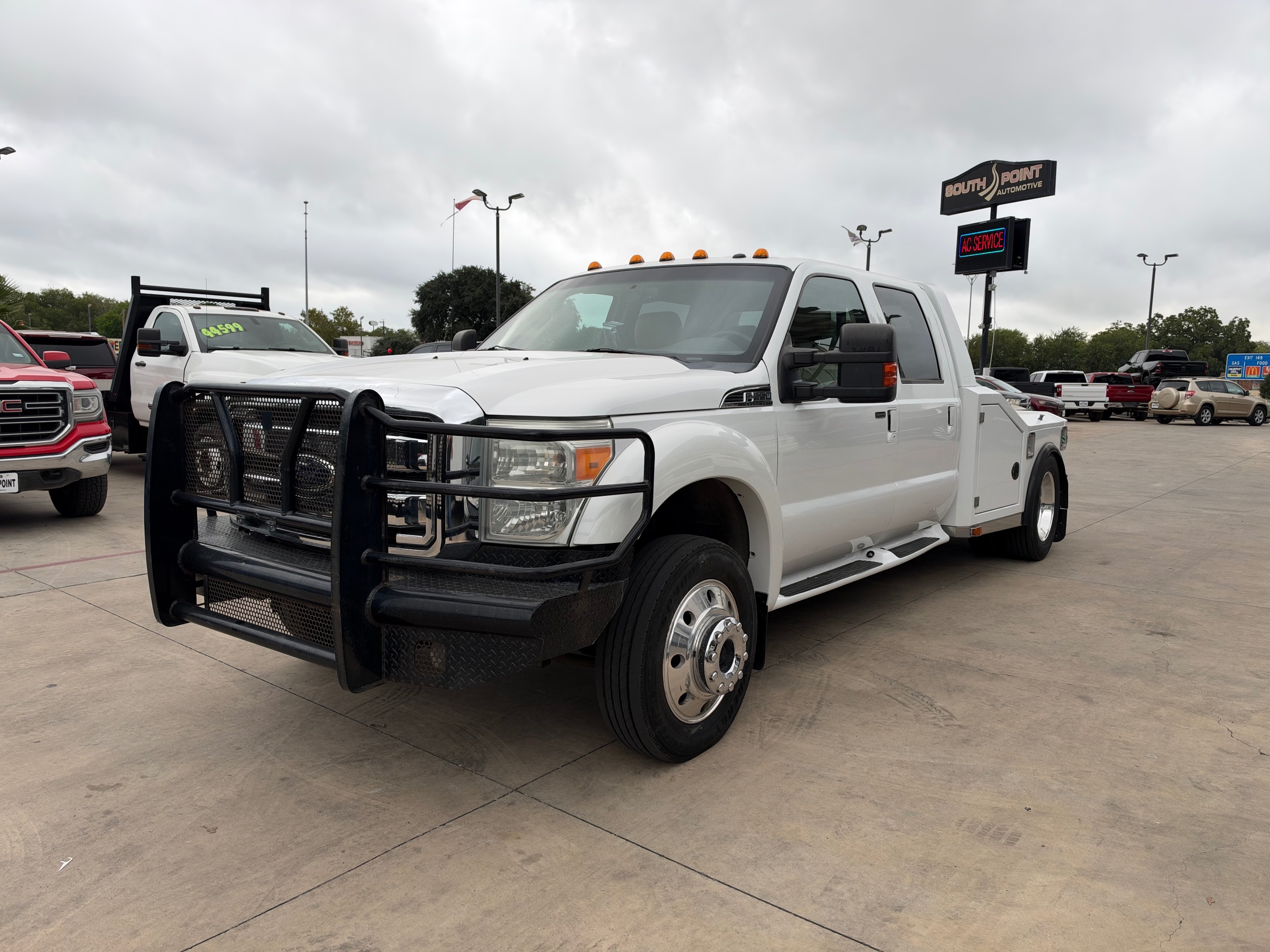Photo 3 of this Ford Super Duty F-550 DRW