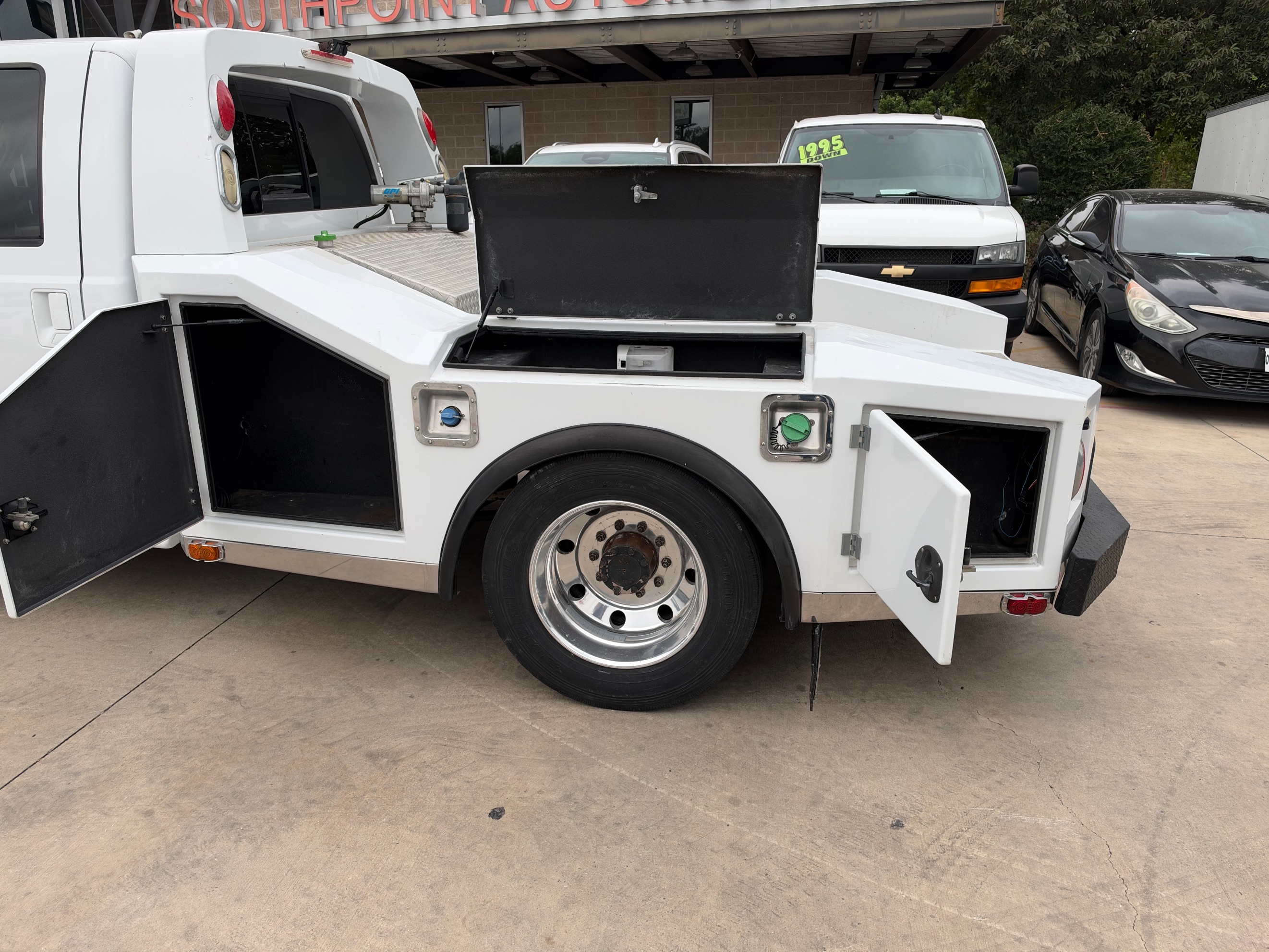 Photo 9 of this Ford Super Duty F-550 DRW