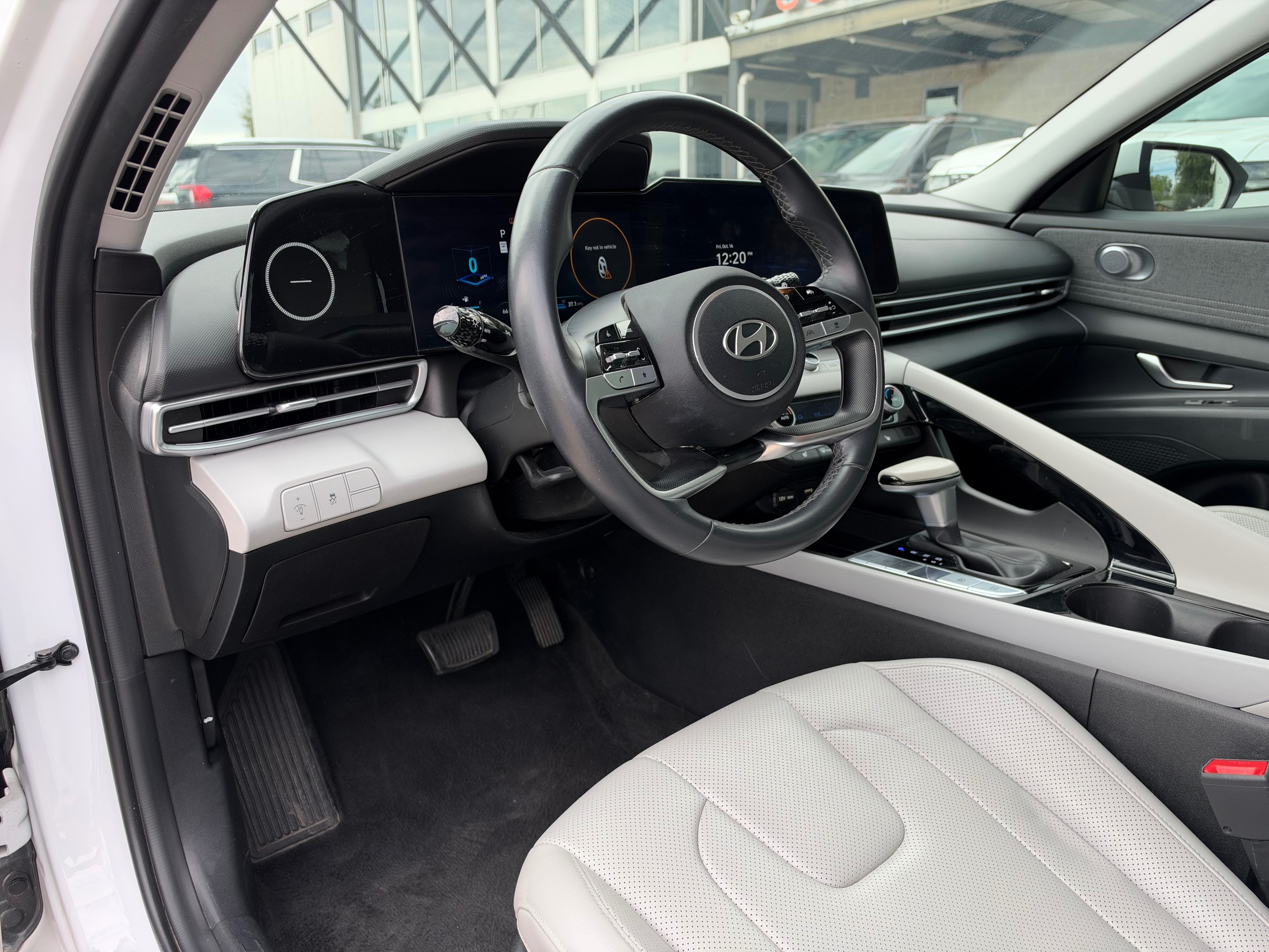 Hyundai Elantra photo 12