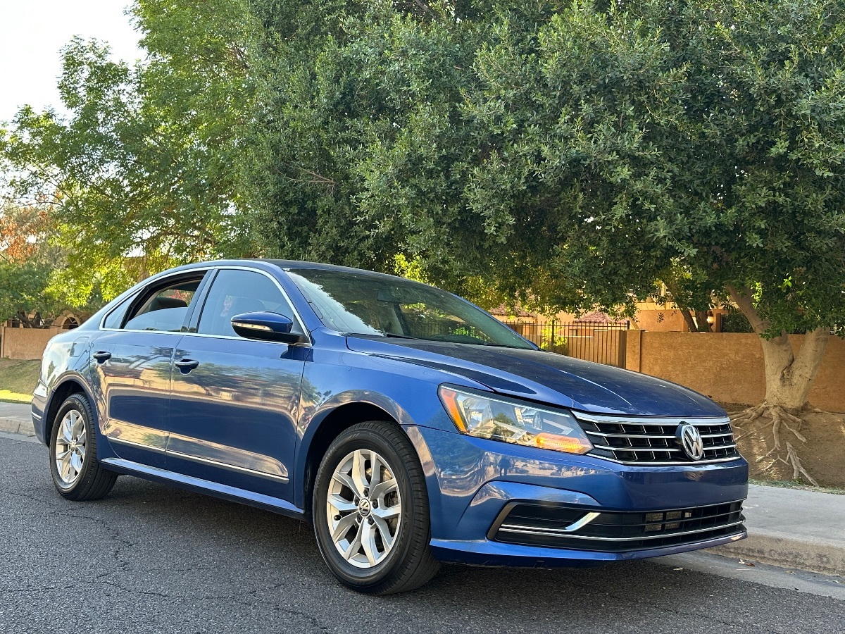 2016 Volkswagen Passat S photo 2