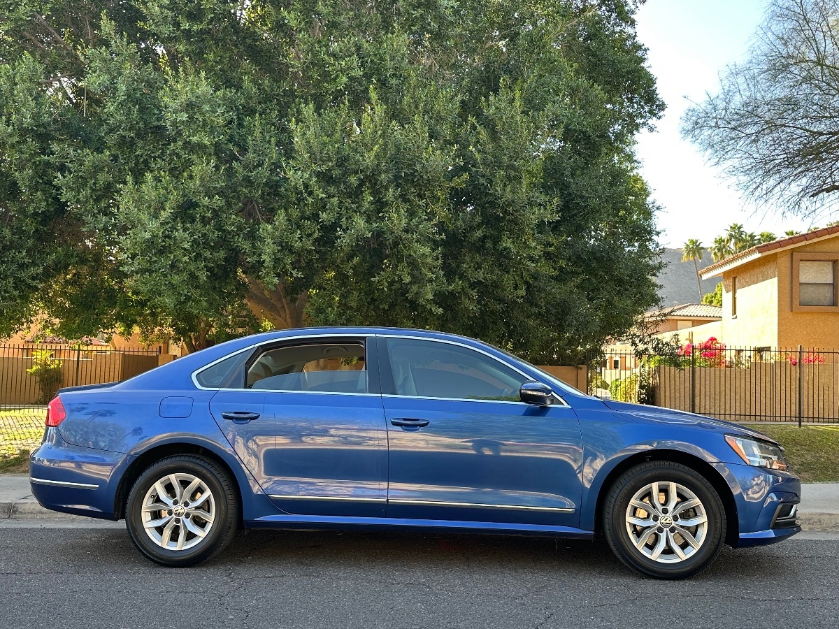 2016 Volkswagen Passat S photo 3