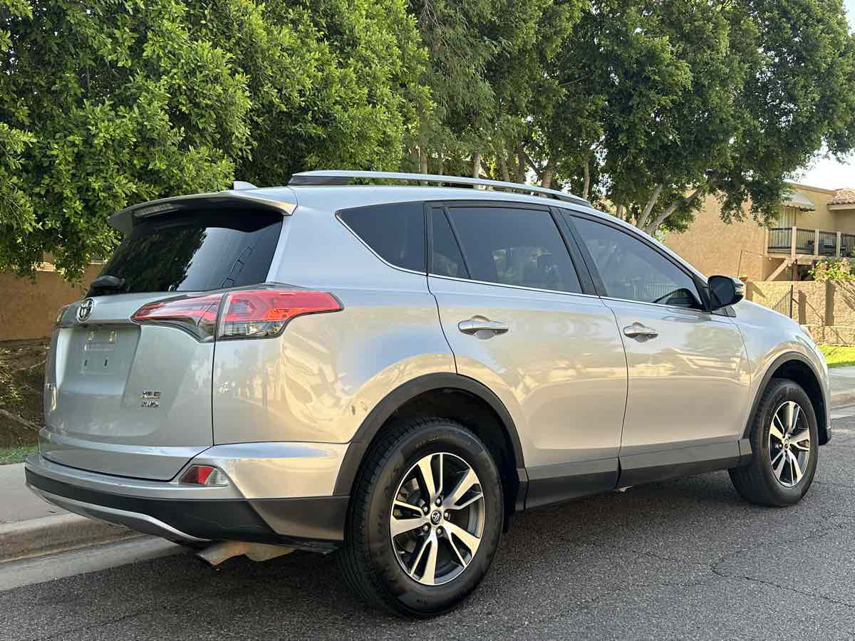 2018 Toyota RAV4 XLE photo 4
