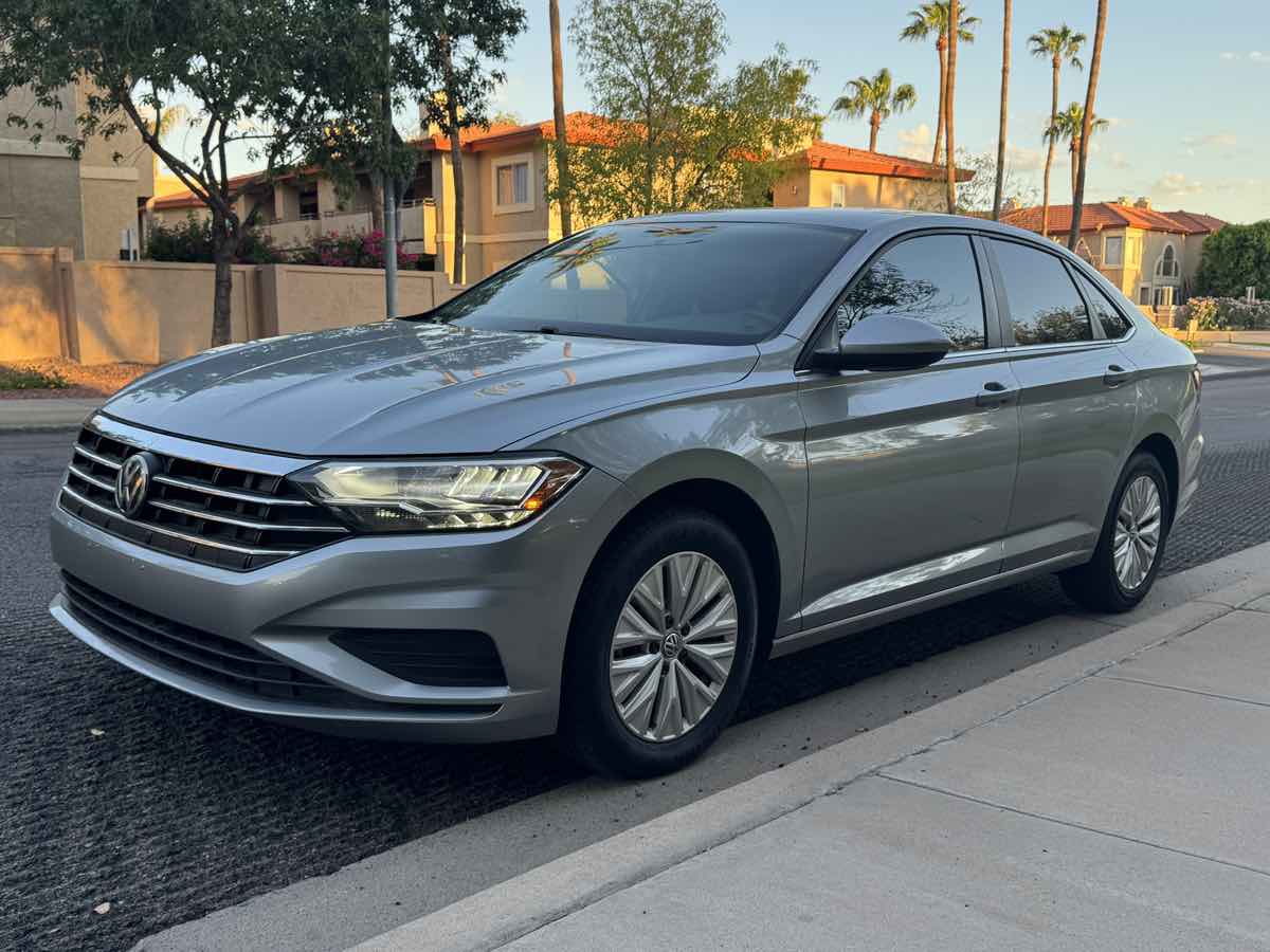 2019 Volkswagen Jetta SE R-Line photo 2