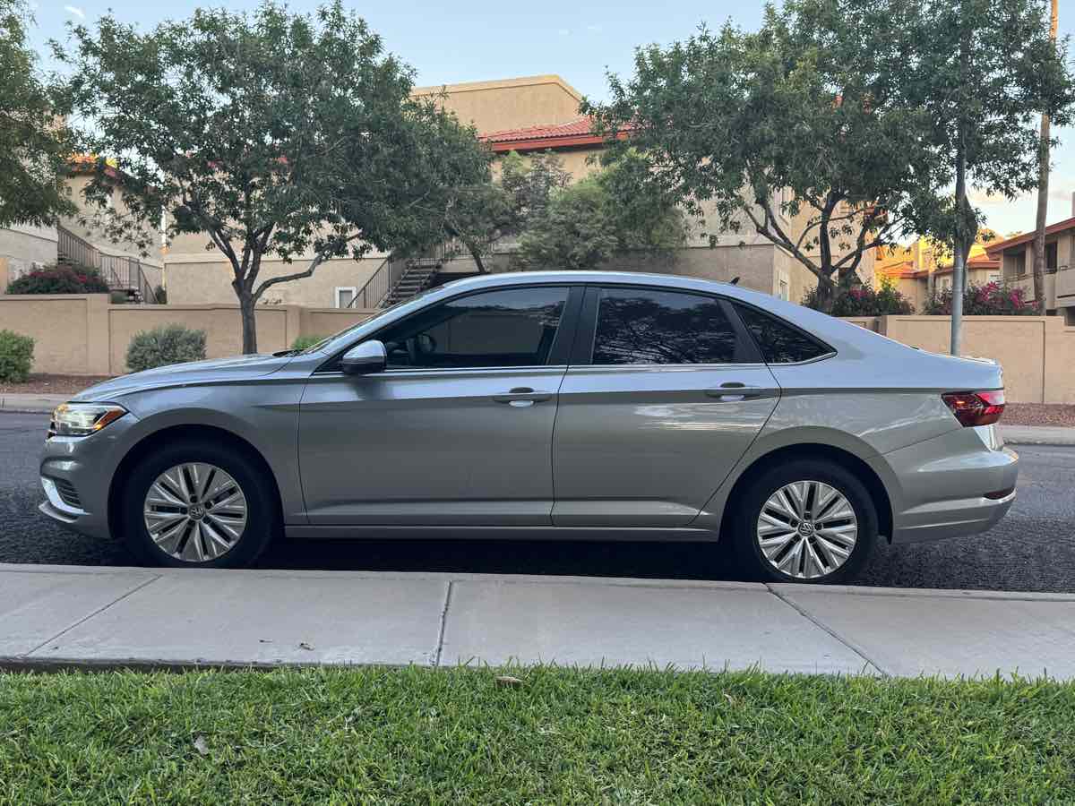 2019 Volkswagen Jetta SE R-Line photo 3