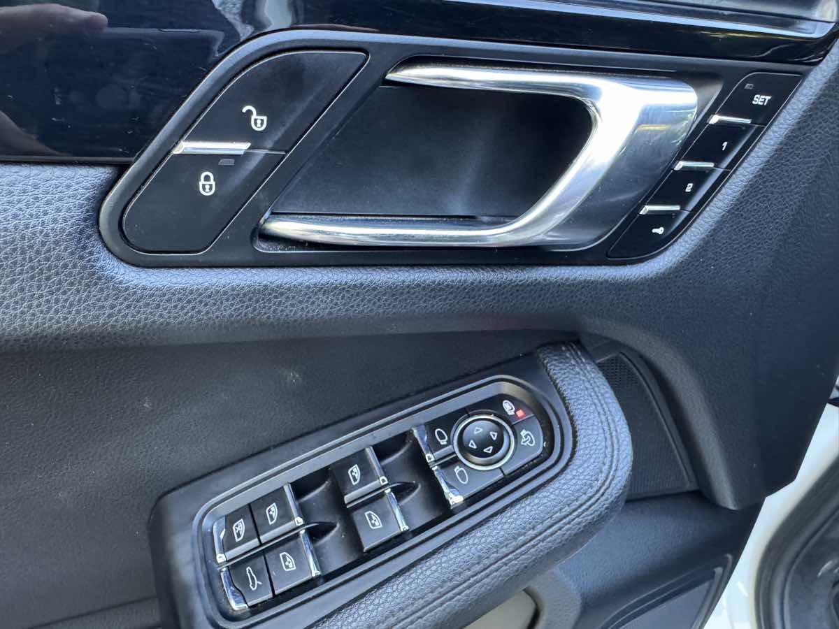 2016 Porsche Macan S photo 16