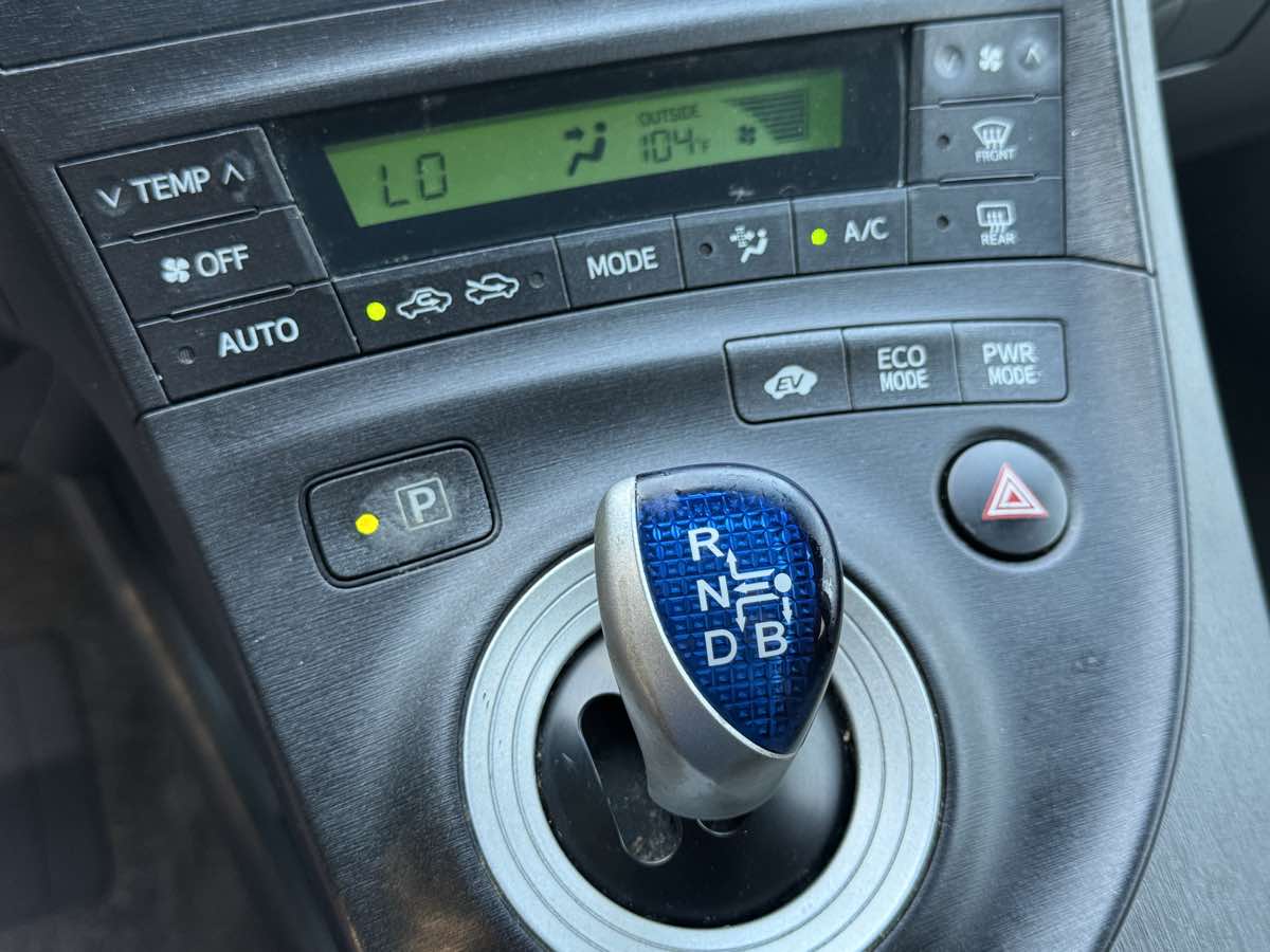 2010 Toyota Prius I SE photo 24
