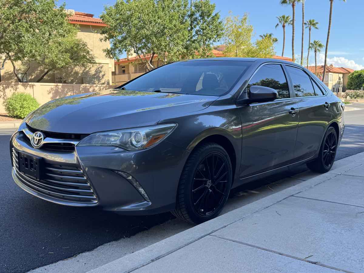 2015 Toyota Camry LE photo 4