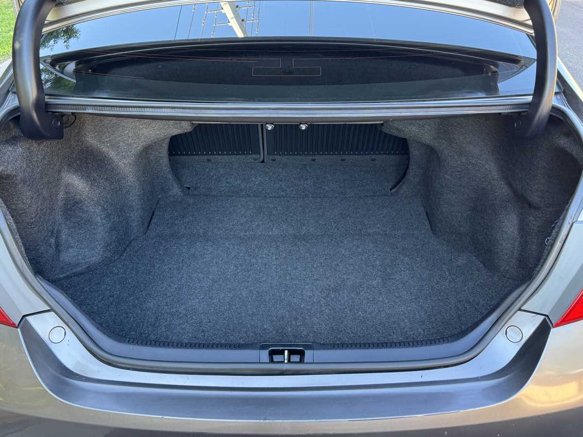 2015 Toyota Camry LE photo 9