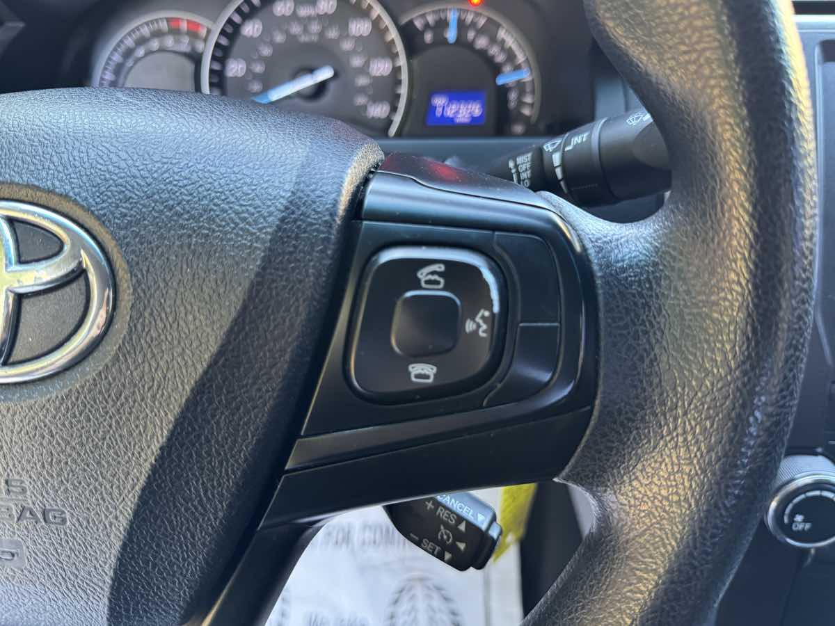 2015 Toyota Camry LE photo 18