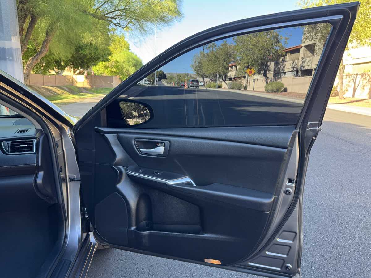 2015 Toyota Camry LE photo 32