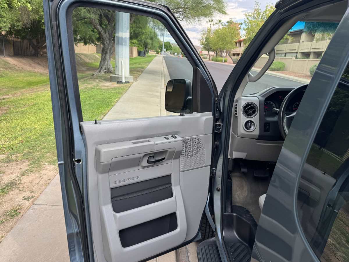 2012 Ford E-350 photo 11