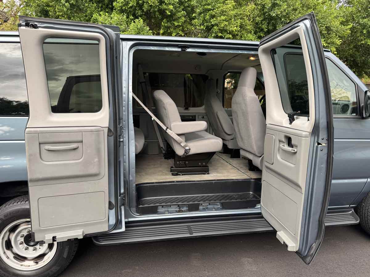 2012 Ford E-350 photo 22