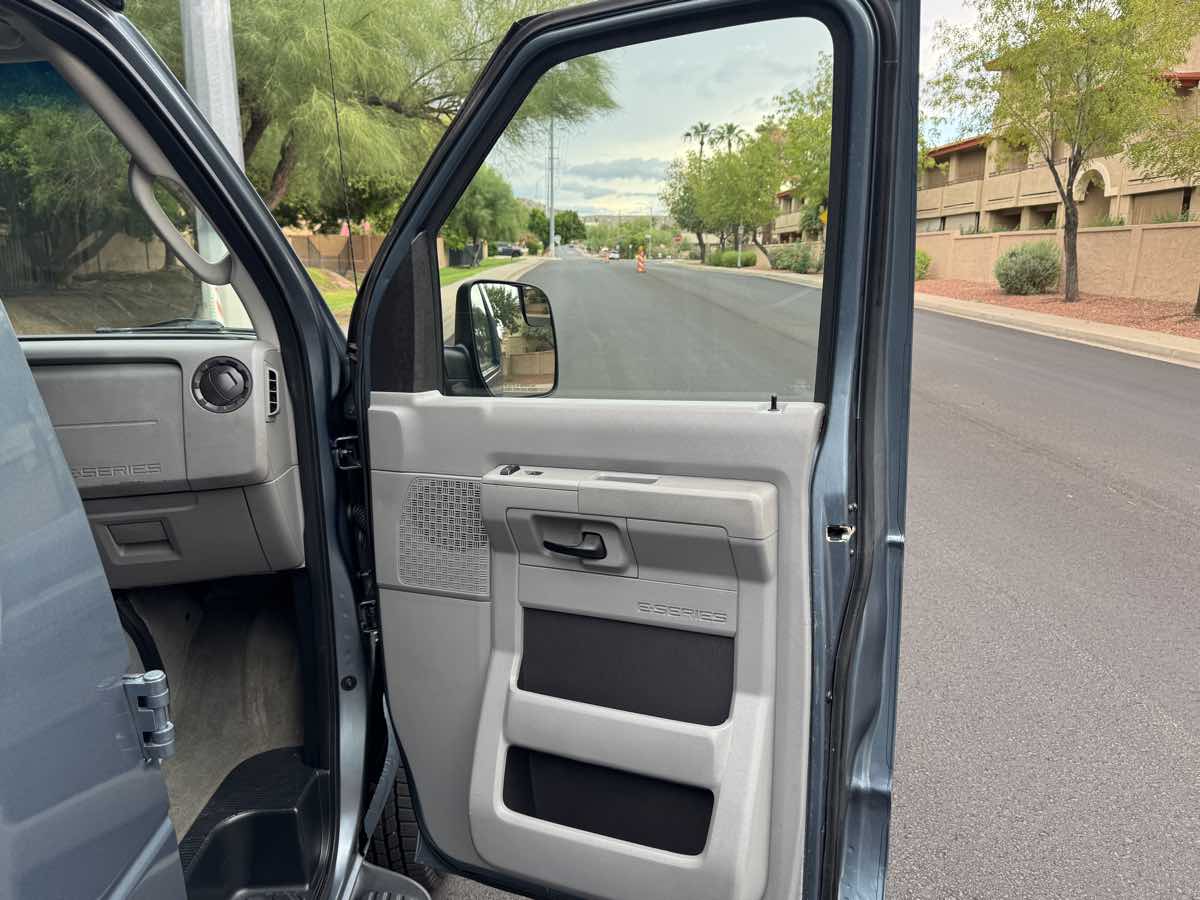 2012 Ford E-350 photo 29