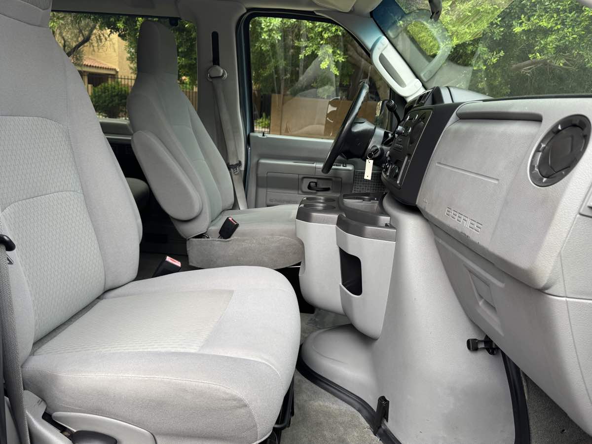 2012 Ford E-350 photo 31