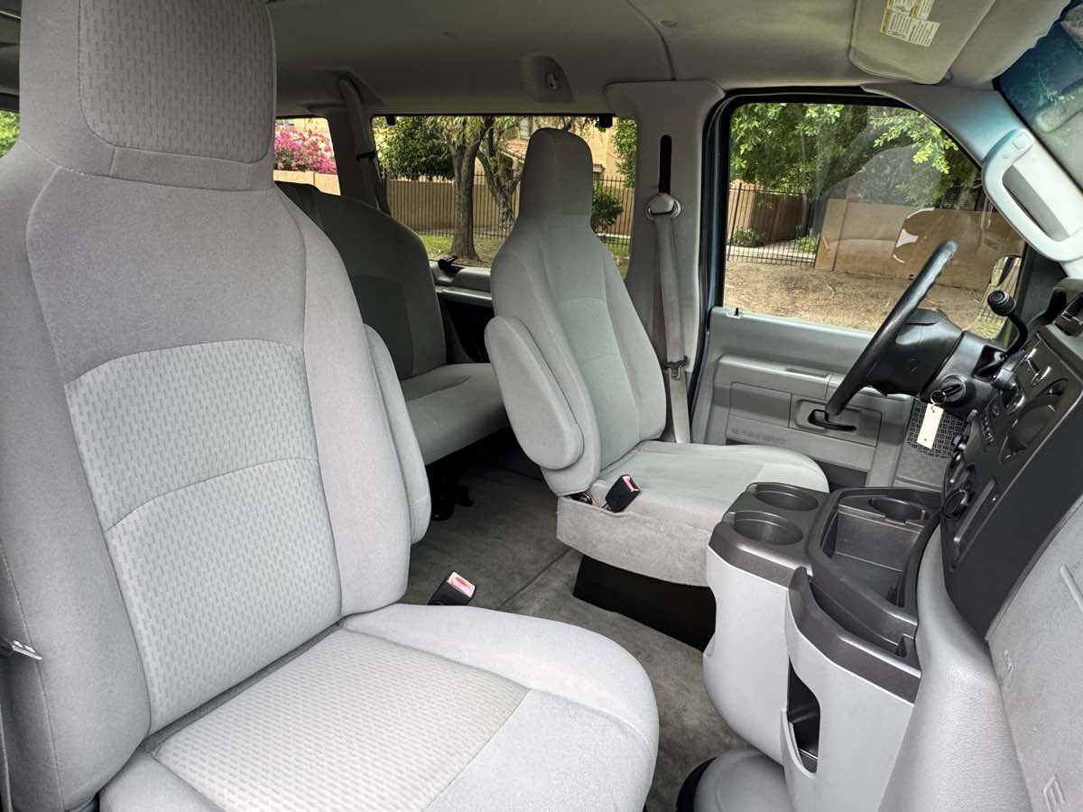 2012 Ford E-350 photo 32