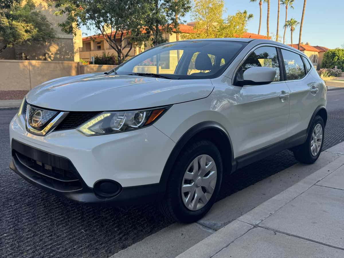 2018 Nissan Rogue Sport S photo 2