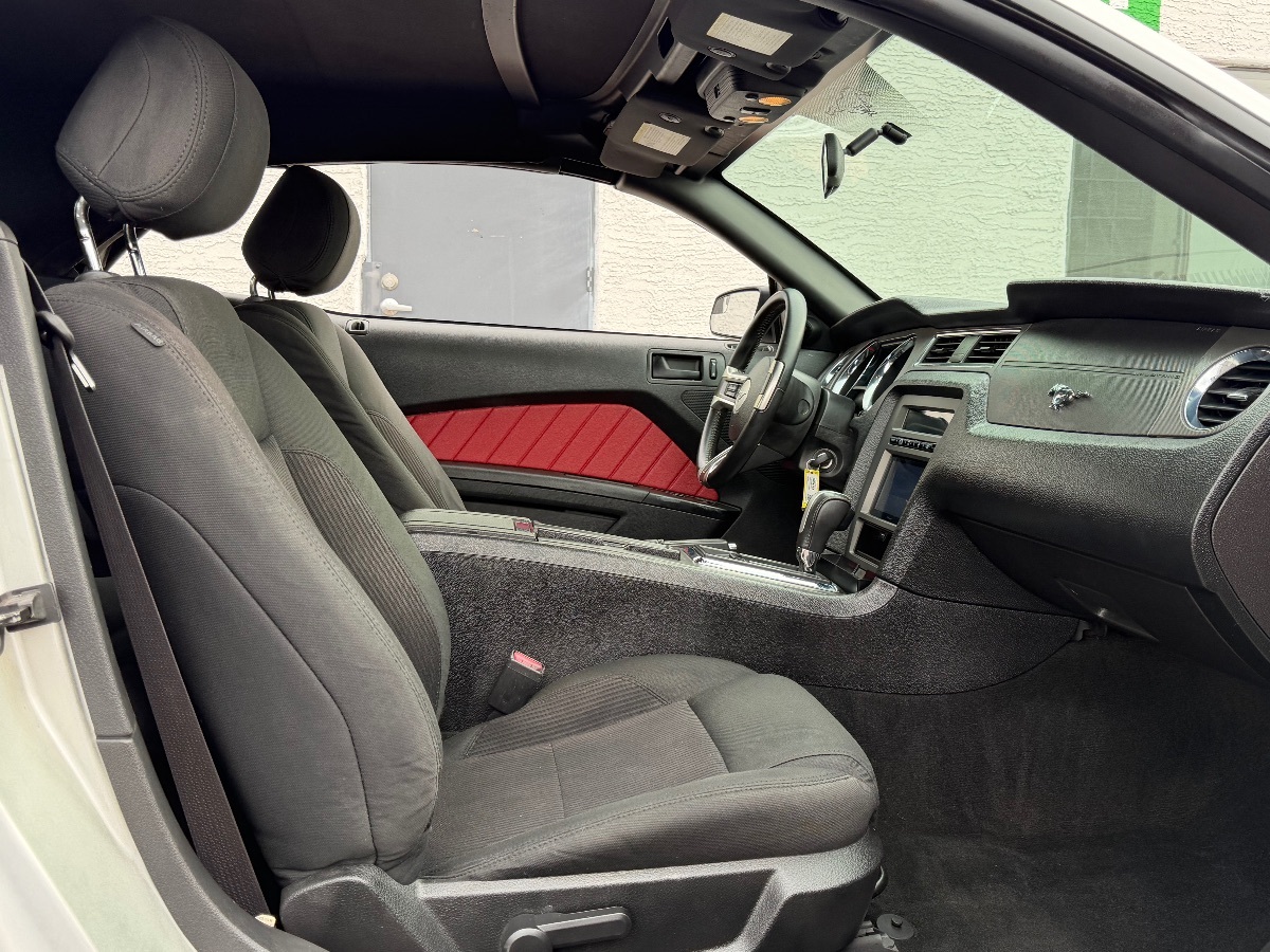 2014 Ford Mustang V6 - Photo 17